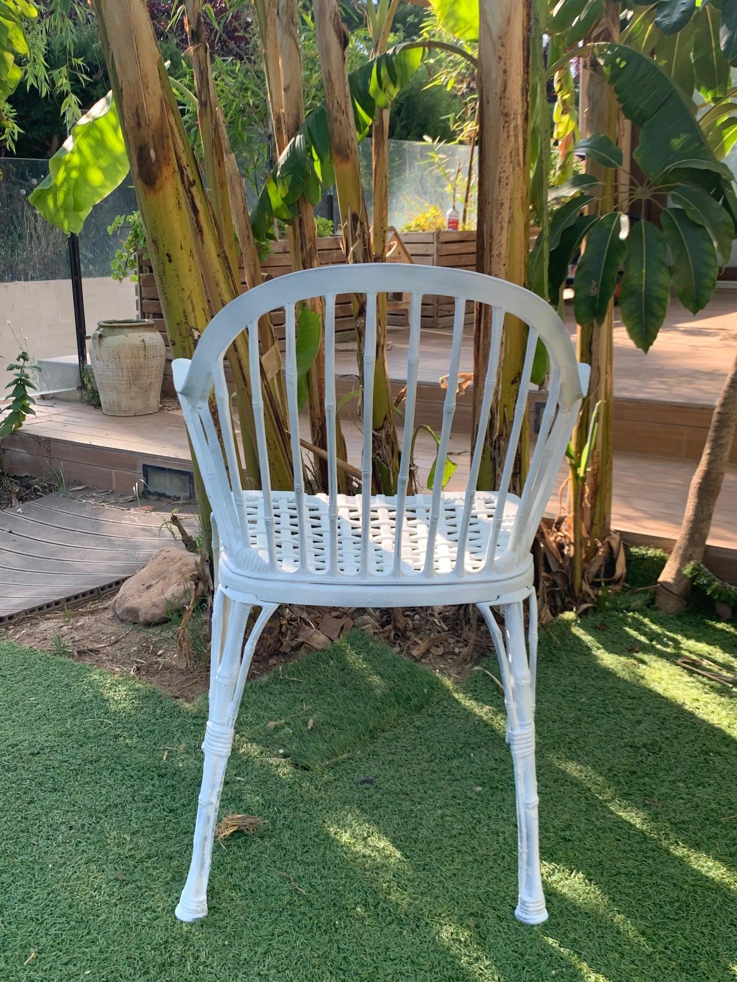 Néo-classique paire de chaises de jardin blanches en faux bambou de style néo-renaissance 20e siècle en vente