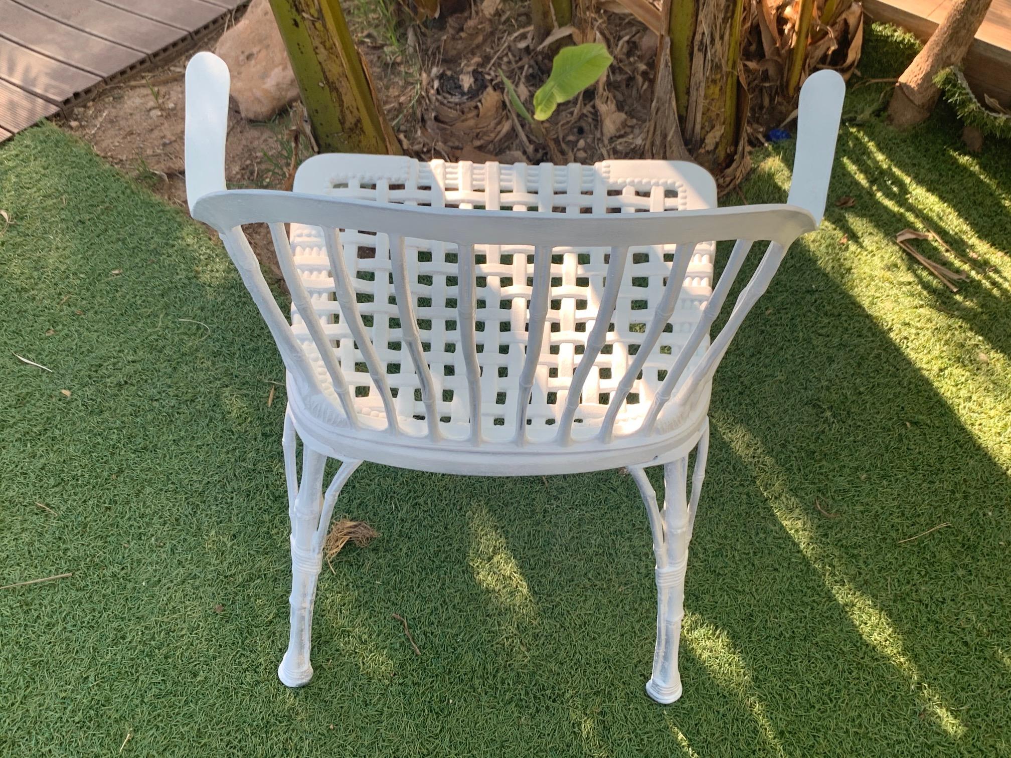 paire de chaises de jardin blanches en faux bambou de style néo-renaissance 20e siècle en vente 1
