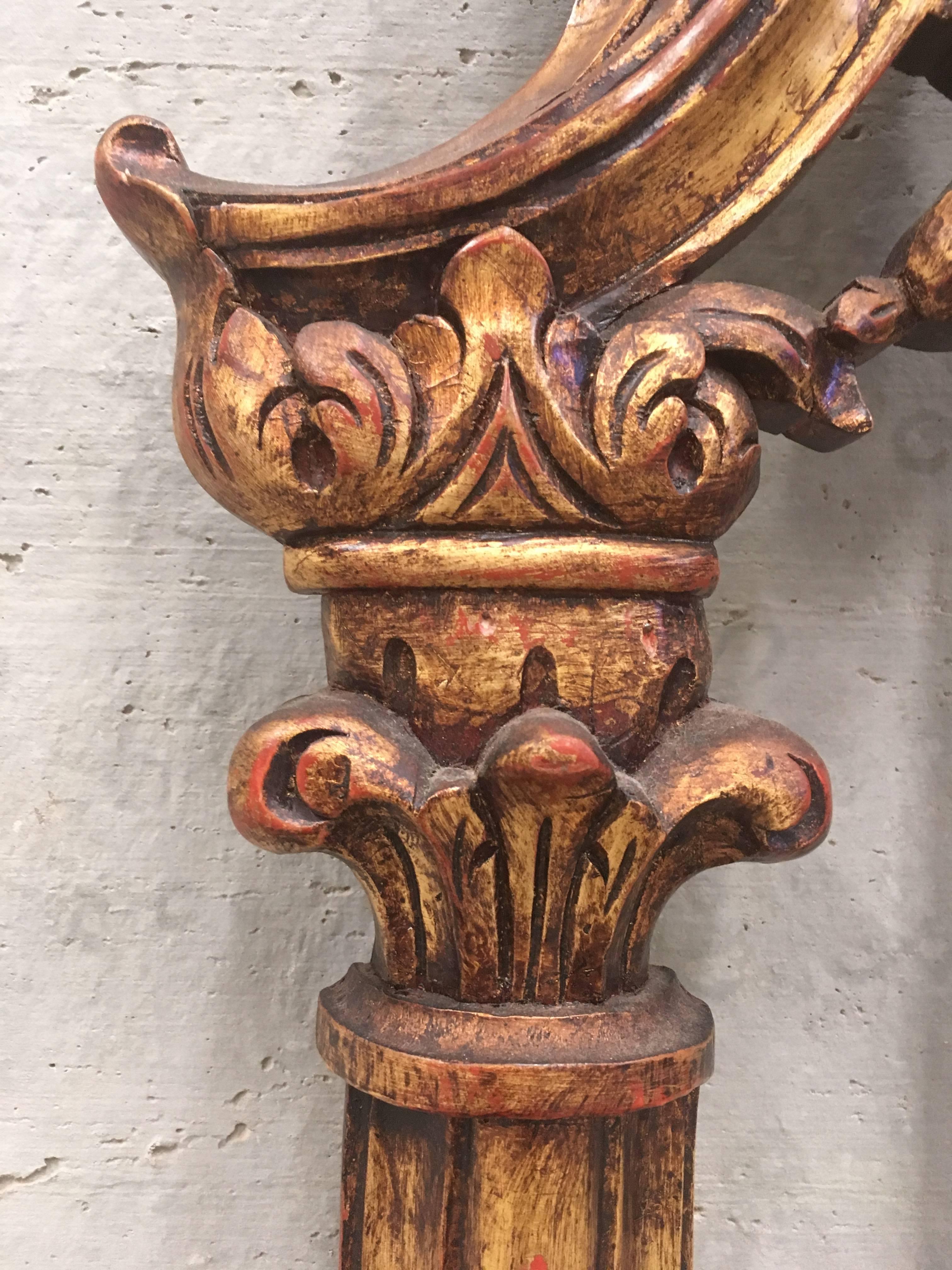 Bois Miroir de pilier et table console de style Renaissance sculpté et doré en vente