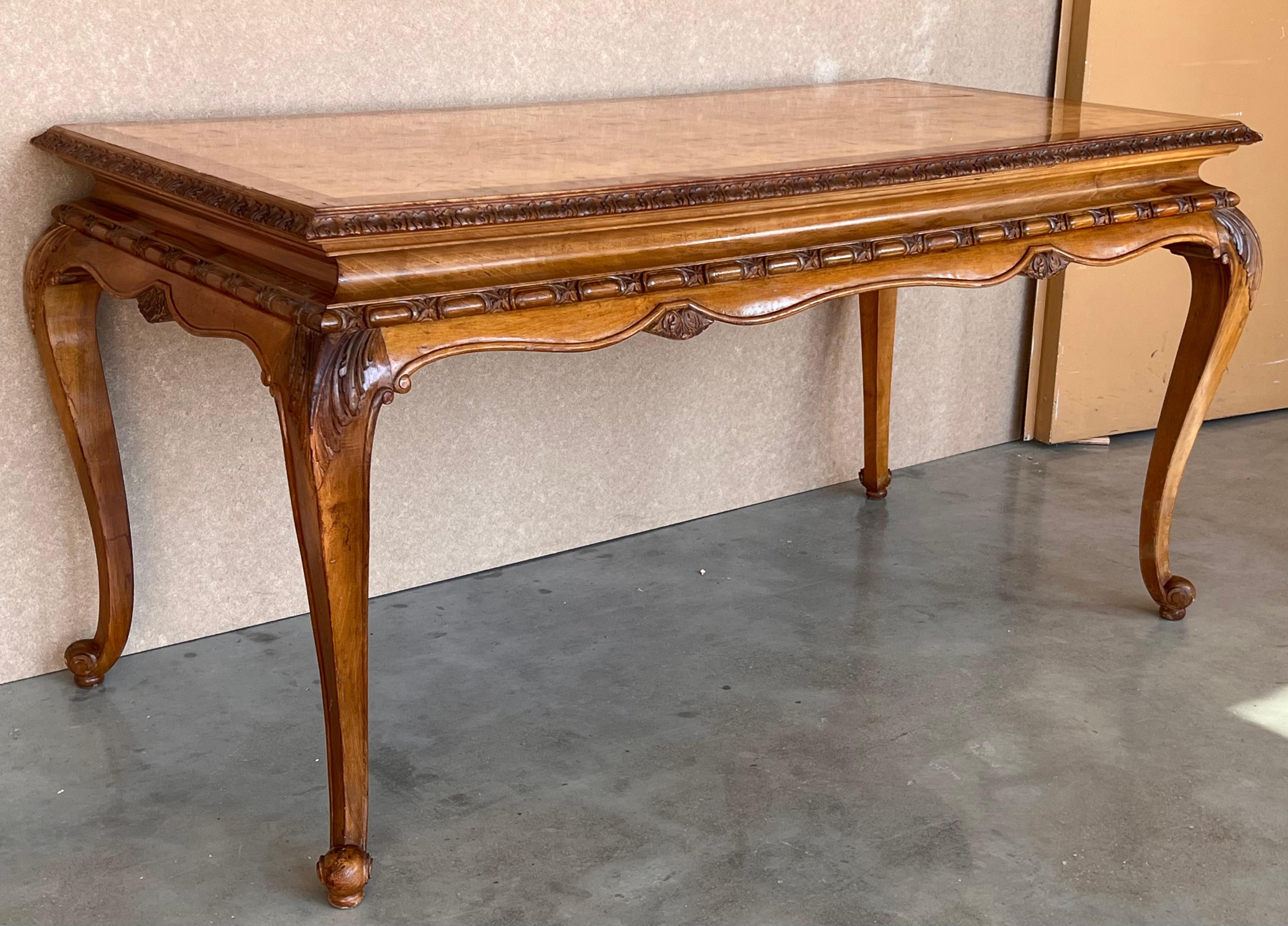20th Root Oak Dining Room Table with Carved Edges In Good Condition For Sale In Miami, FL