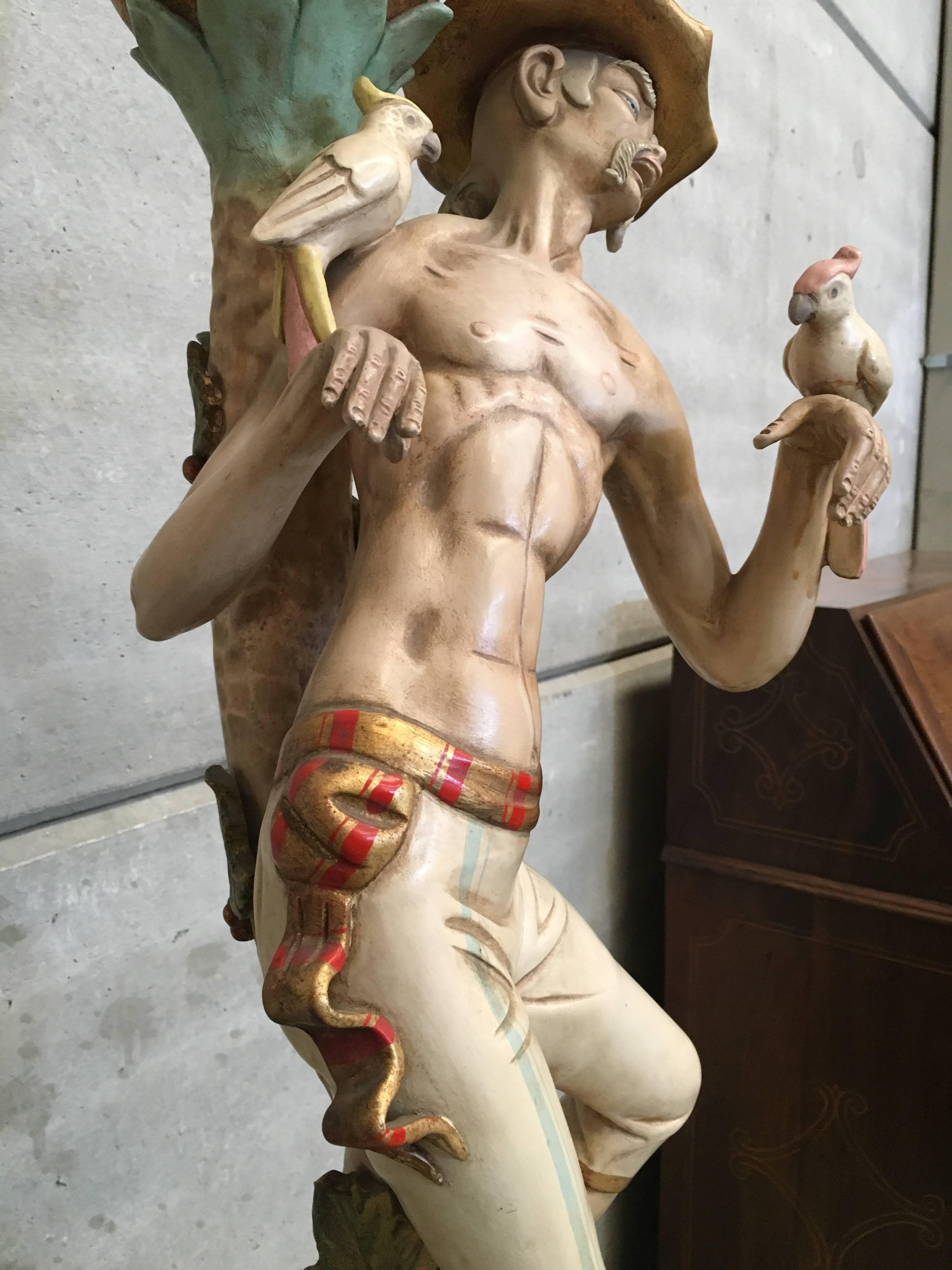 Céramique Sculpture du 20e siècle d'un homme asiatique avec des oiseaux et des motifs de arlequins, Espagne en vente