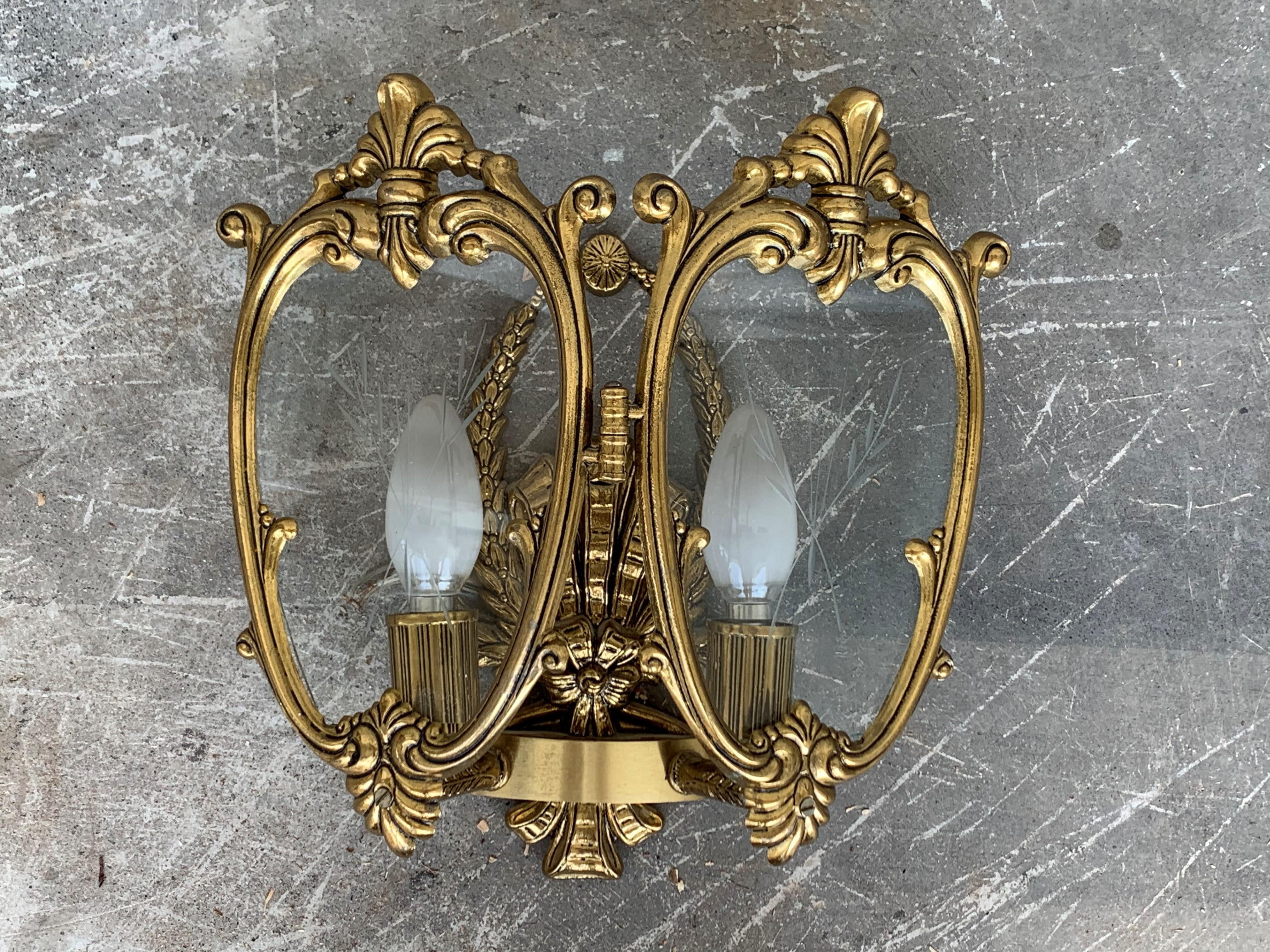 20th century set of pair French bronze and glass sconces with ceiling lamp

Sconces measurements:
H 11.81in
W 11.81in
D 3.93in

Ceiling lamp measurements;
H 22.44in
W 8.66in
D 8.66in.