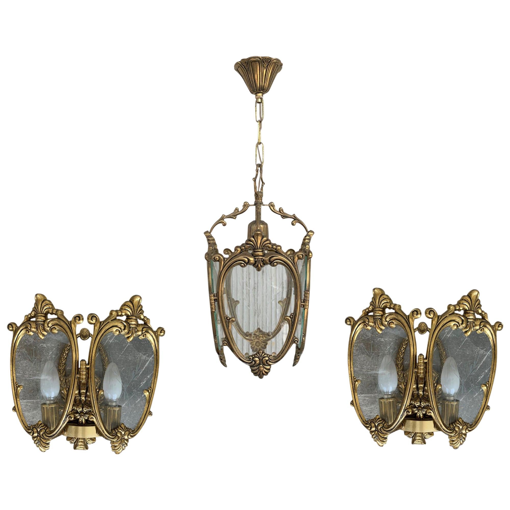 Ensemble de paire d'appliques françaises du 20ème siècle en bronze et verre avec plafonnier