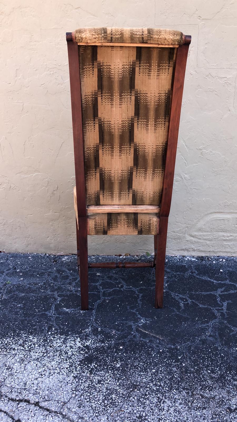 Moderno Set di sei sedie da pranzo con schienale alto in noce scuro, in stile Deco, rifinite. in vendita