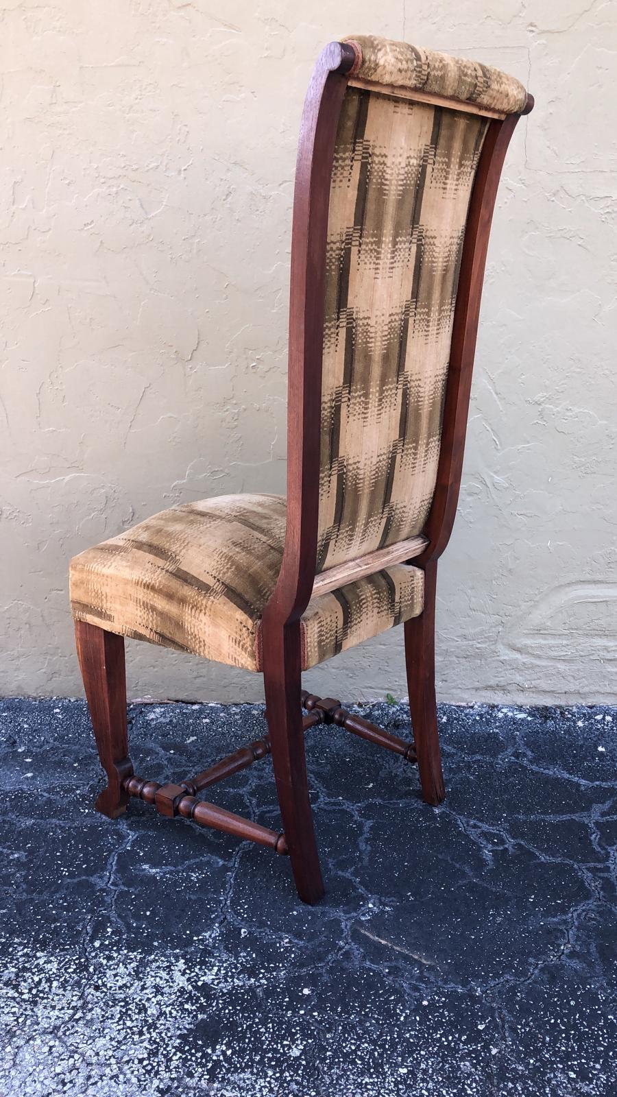 Tappezzeria Set di sei sedie da pranzo con schienale alto in noce scuro, in stile Deco, rifinite. in vendita