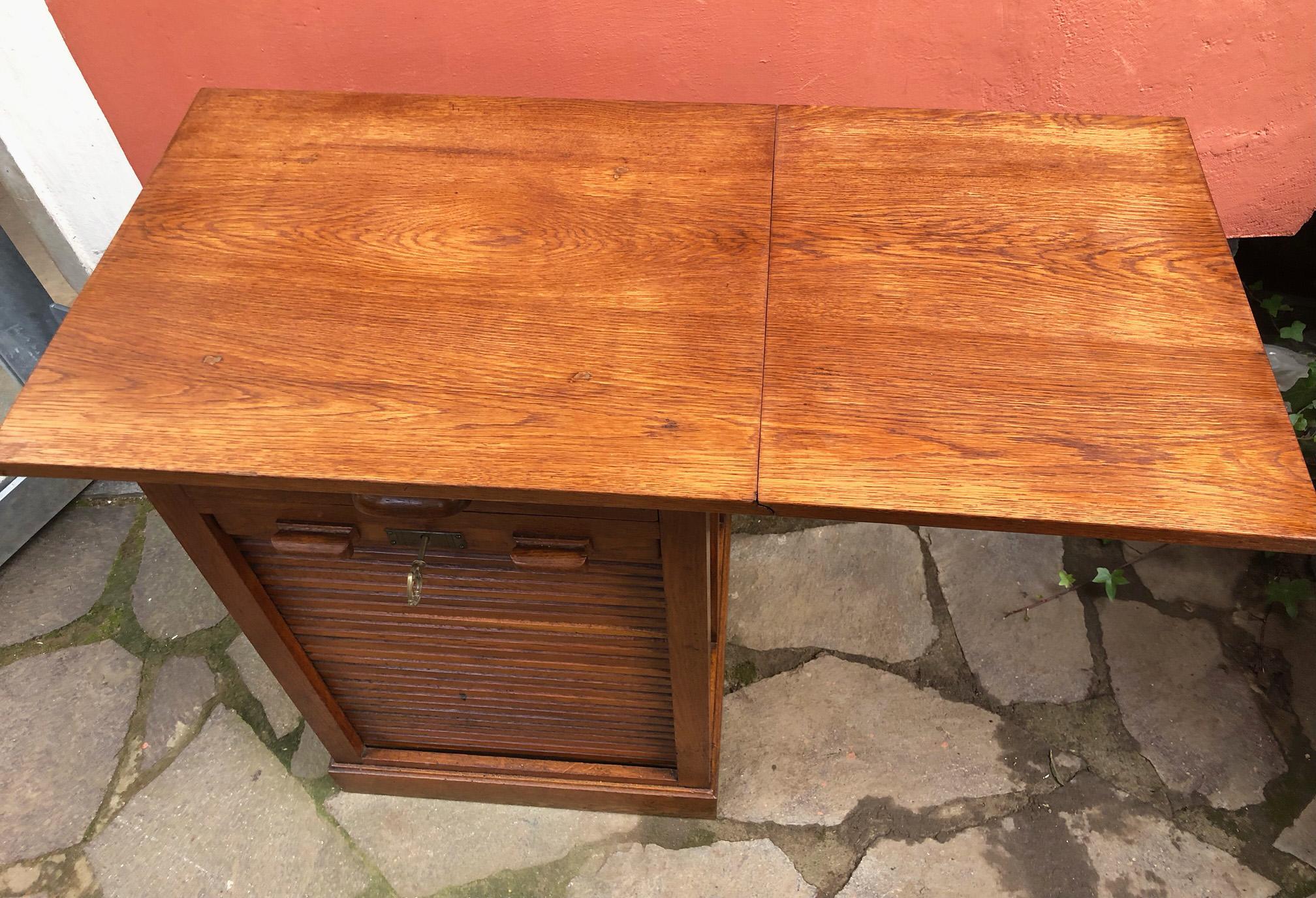 20th Sideboard Table in Solid Oak with Rolling Shutter and Internal Top In Good Condition For Sale In Buggiano, IT