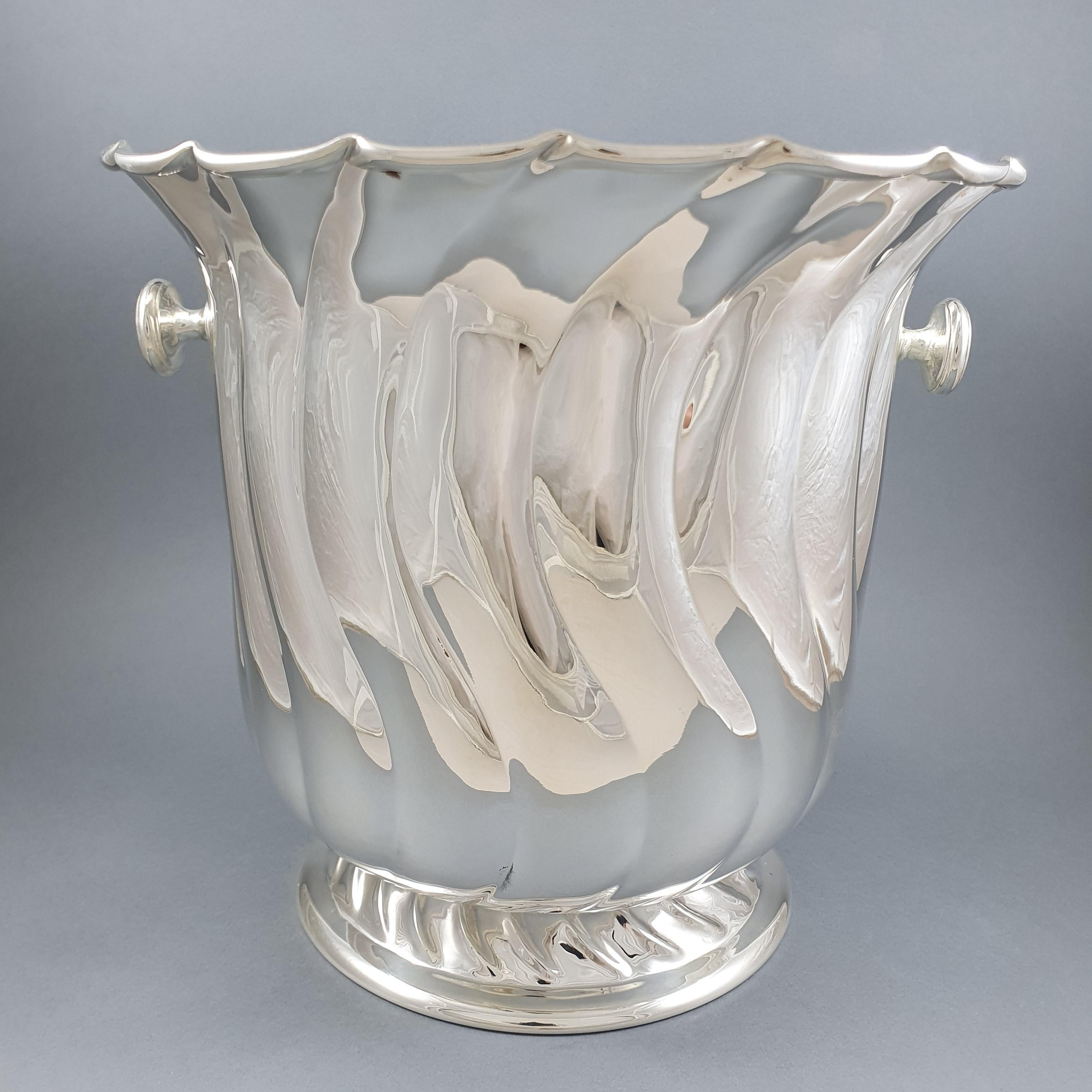 Elegant champagne or wine bucket in Solid Silver 
With two grips with twisted decoration 
Italian work circa 1970
800 silver hallmark

Height: 21 cm - 8.2 inches
Length with the grips: 22.5 cm - 8.8 inches
Weight: 960 grams
Perfect