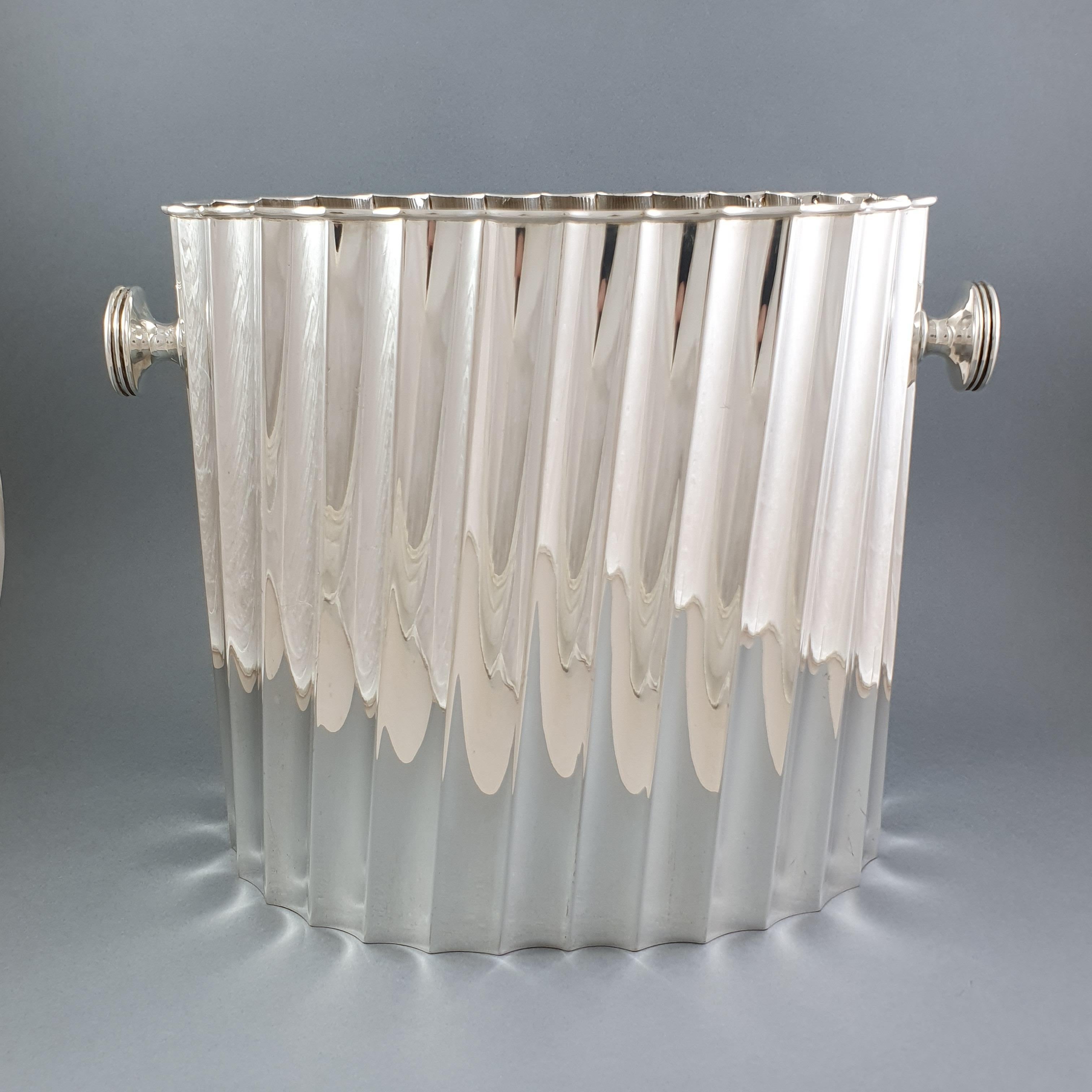 Elegant champagne ice bucket in Solid Silver 

With two grips, oval shape with twisted decoration 
Italian work from the 20th century 
800 silver hallmark and goldsmith's hallmark 

Measures: Height: 20.8 cm 
Length with the grips: 25.2 cm
