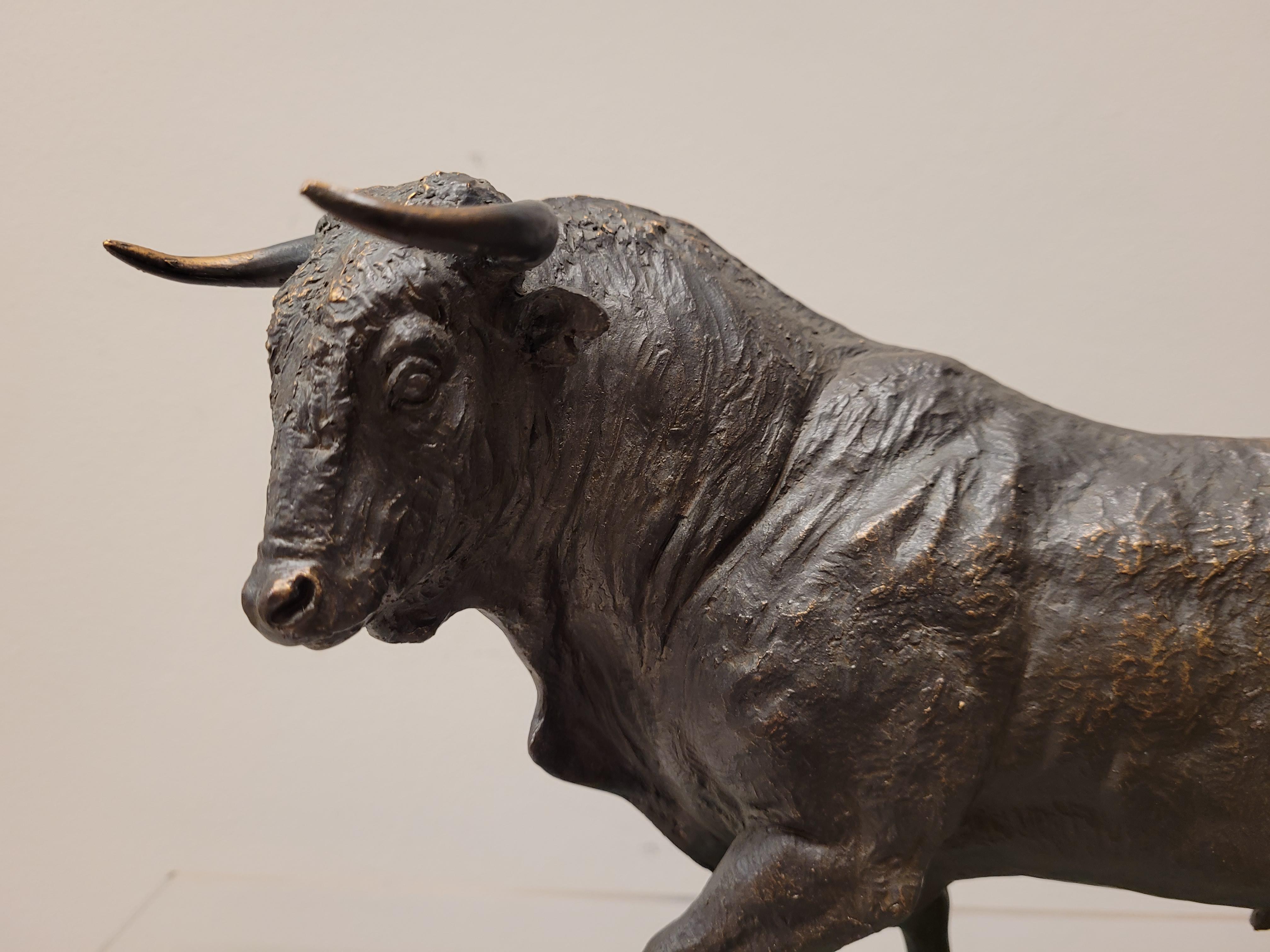 20th Spanish Bull Sculpture Bronze by Peralta Signed In Good Condition In Valladolid, ES