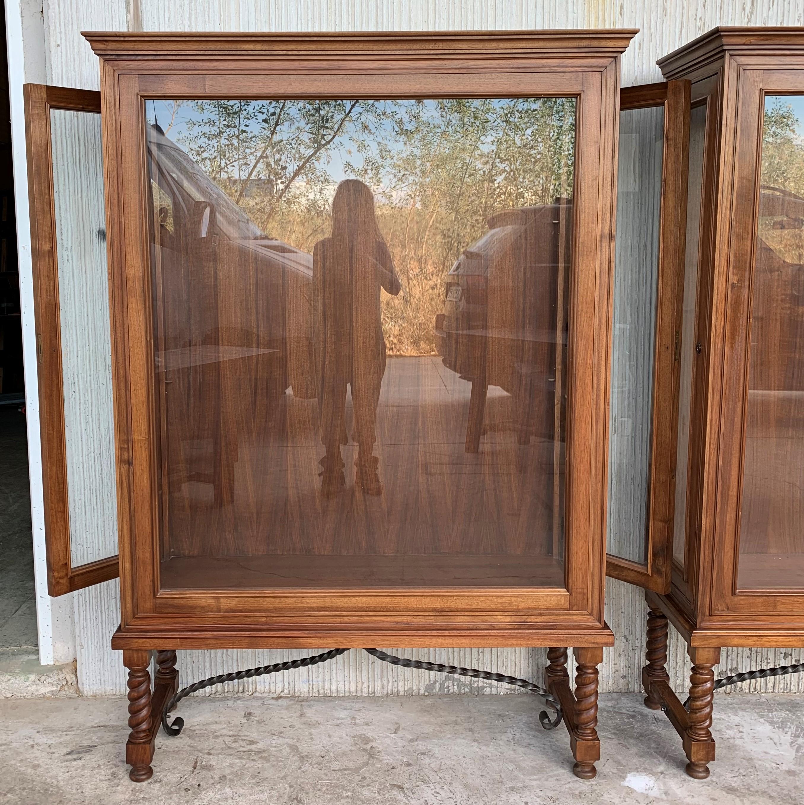 Spanish Colonial Pair of Display Cabinets or Vitrines with Side Opening In Good Condition In Miami, FL