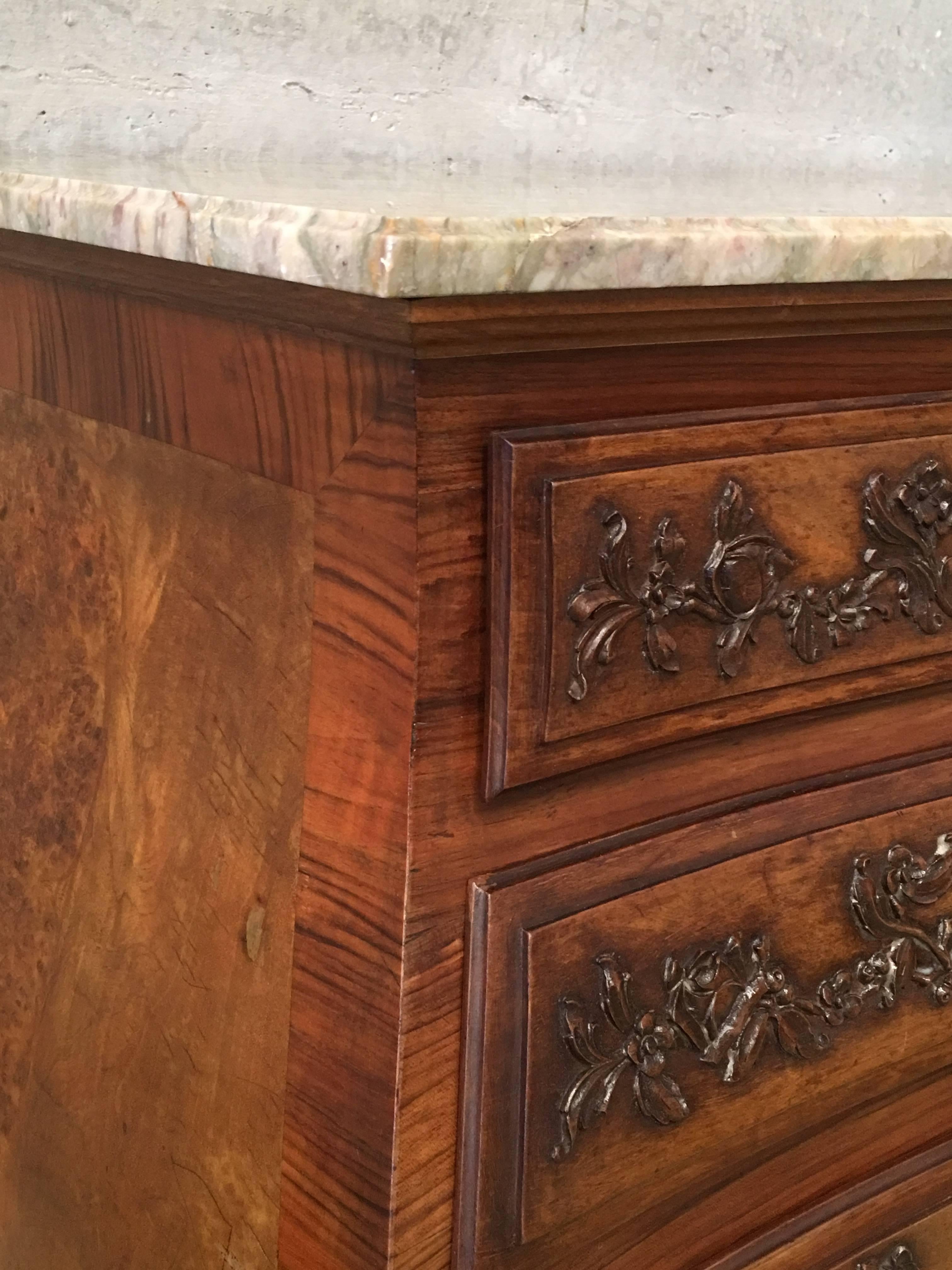 20th Spanish Dresser in Carved Wood with Marble Top and Four Drawers In Good Condition For Sale In Miami, FL