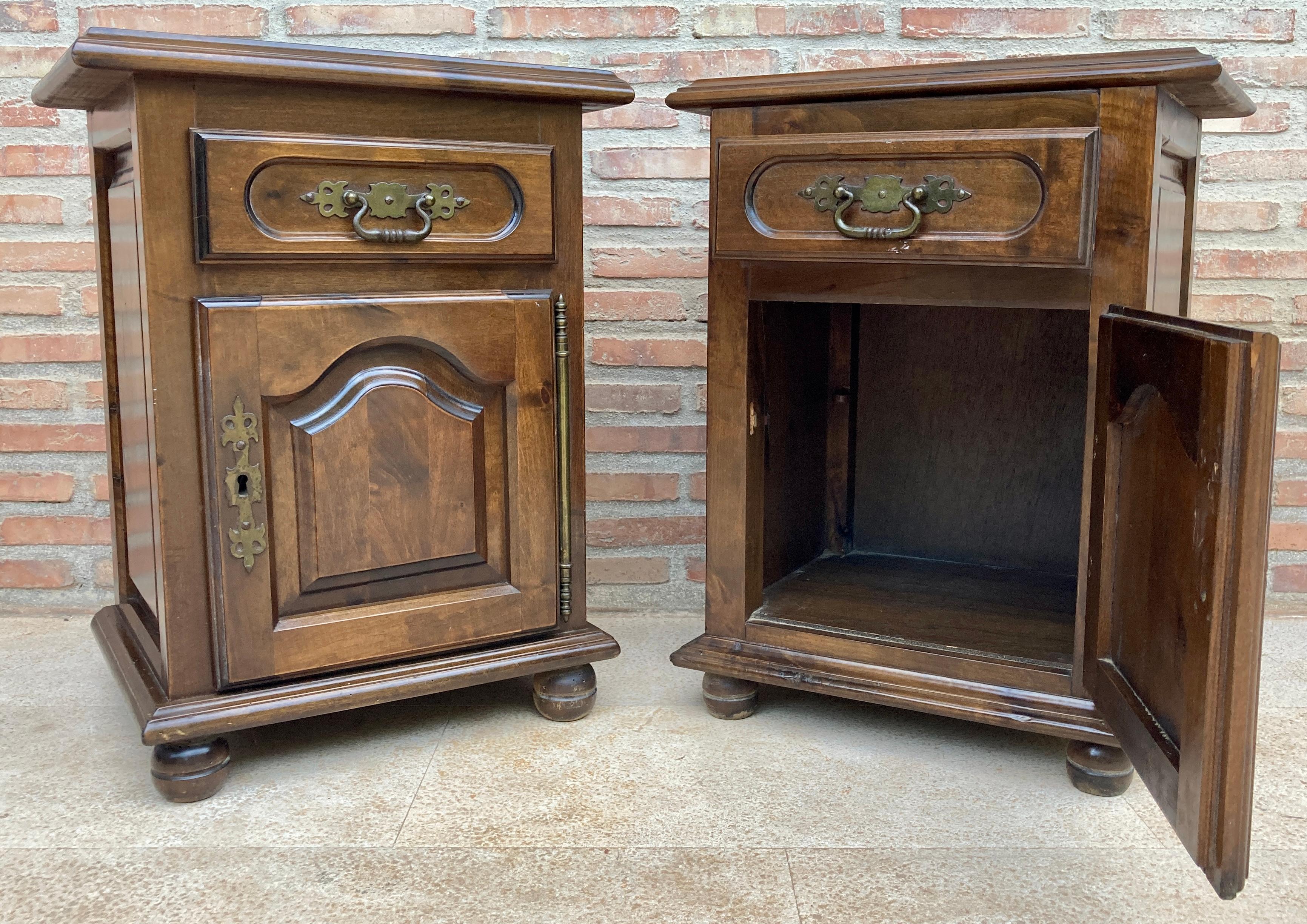20th century pair of Spanish nightstands with one carved drawer, one door and bronze hardware.
Beautiful tables that you can use like a night stands or side tables, end tables... or table lamp.