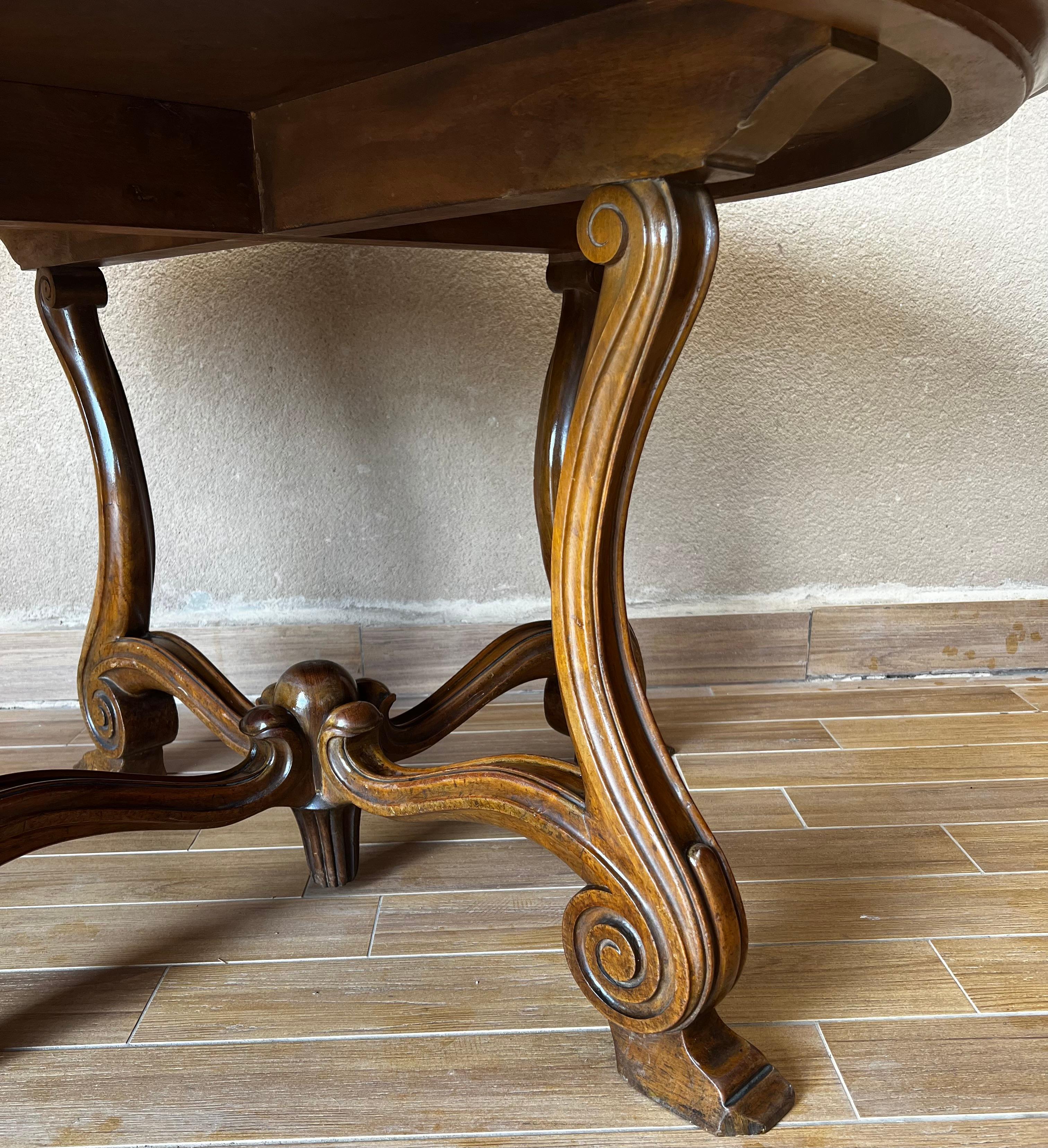 Walnut 20th Spanish Round Coffee Table with Four Carved Legs and Stretcher For Sale