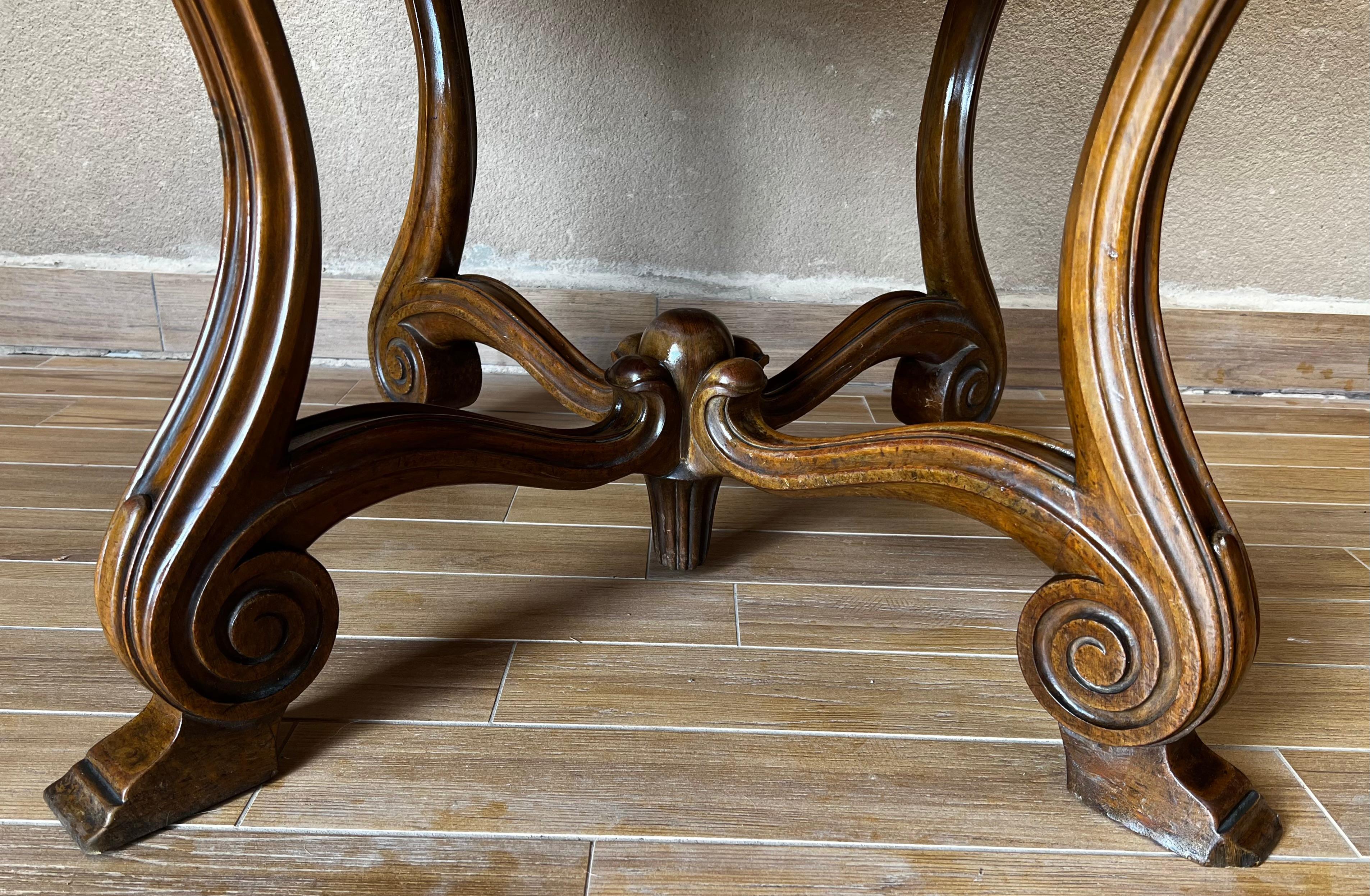 20th Spanish Round Coffee Table with Four Carved Legs and Stretcher For Sale 2
