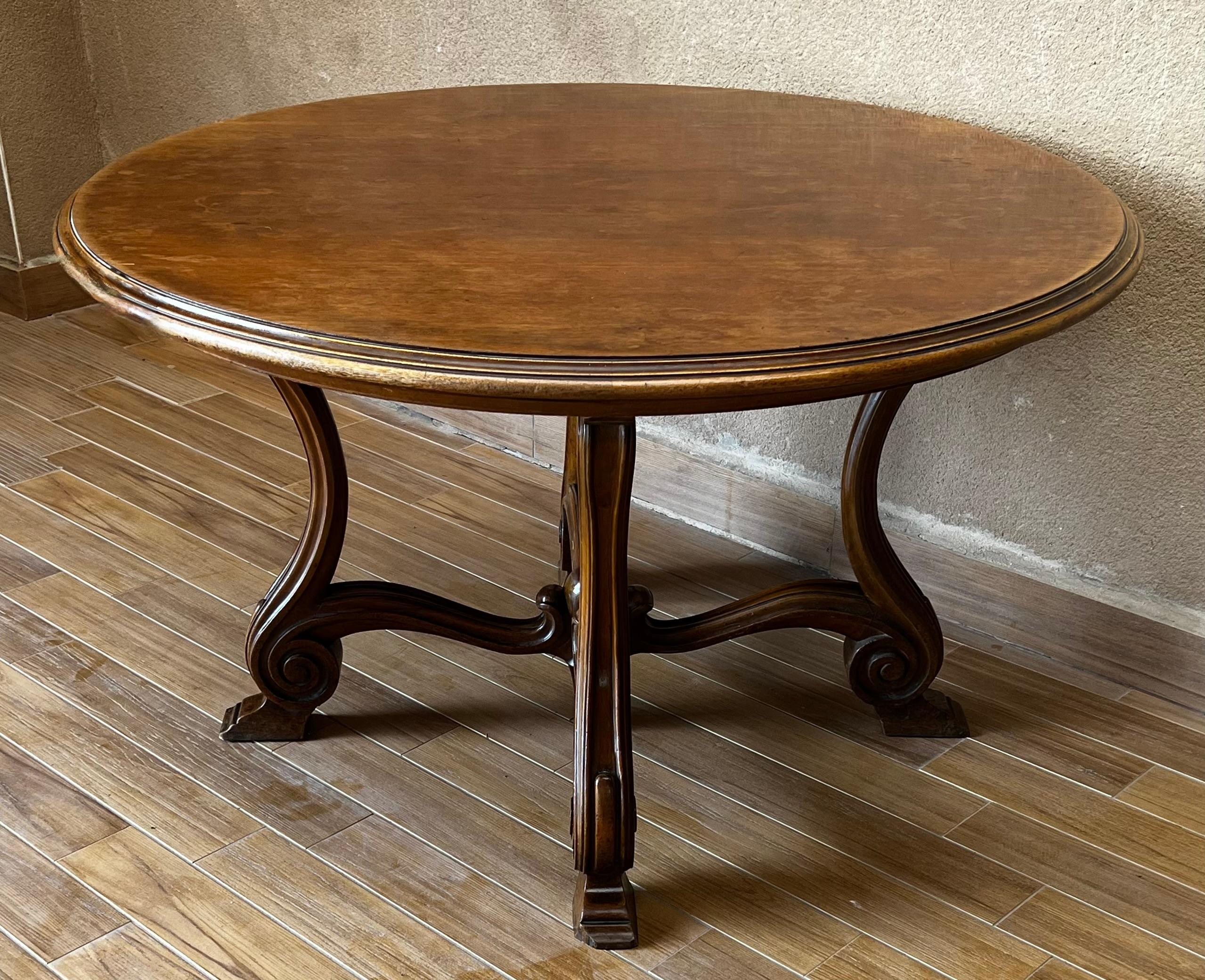 European 20th Spanish Round Coffee Table with Four Carved Legs and Stretcher For Sale