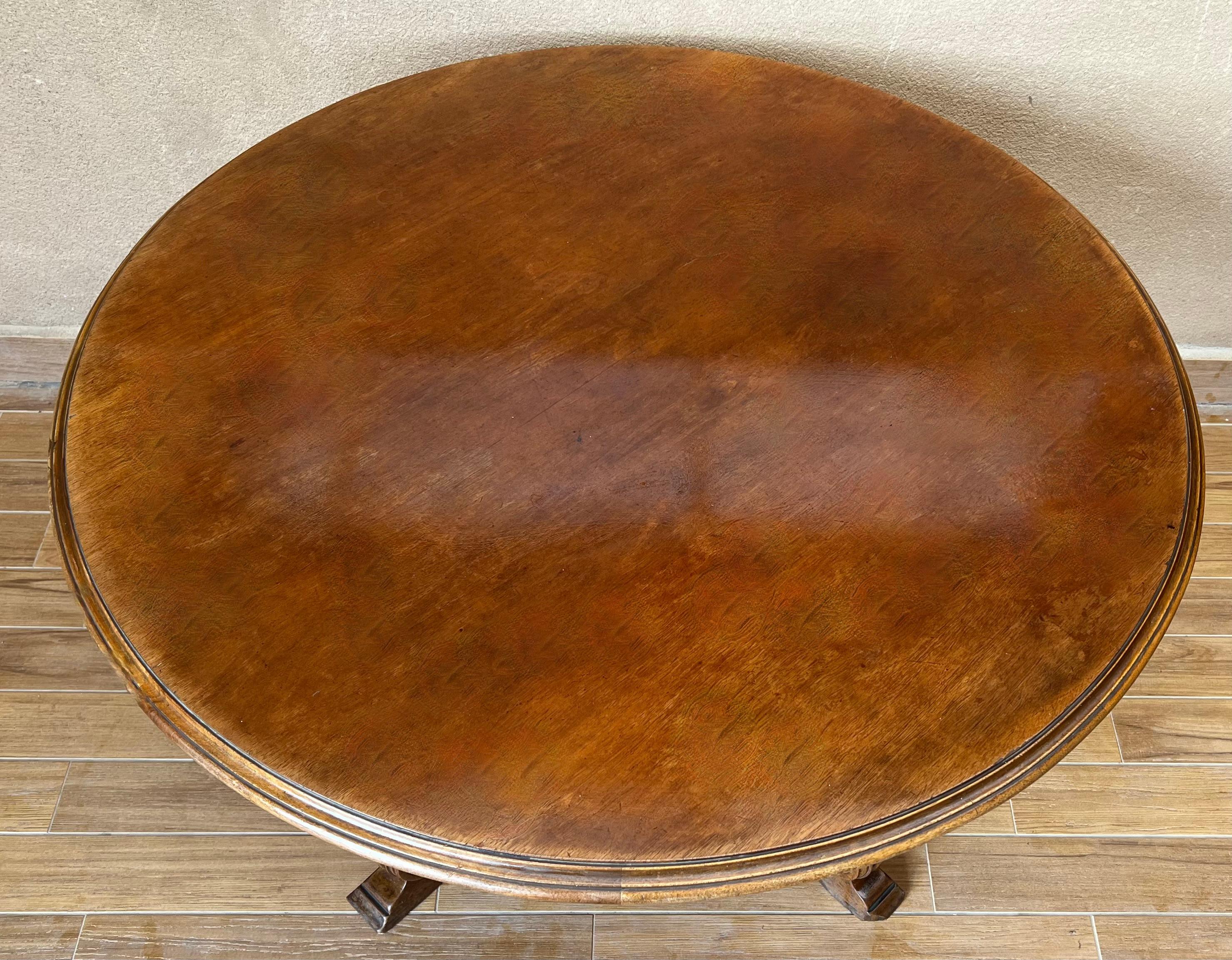 Table basse ronde espagnole du 20e siècle avec quatre pieds sculptés et traverse en vente 1