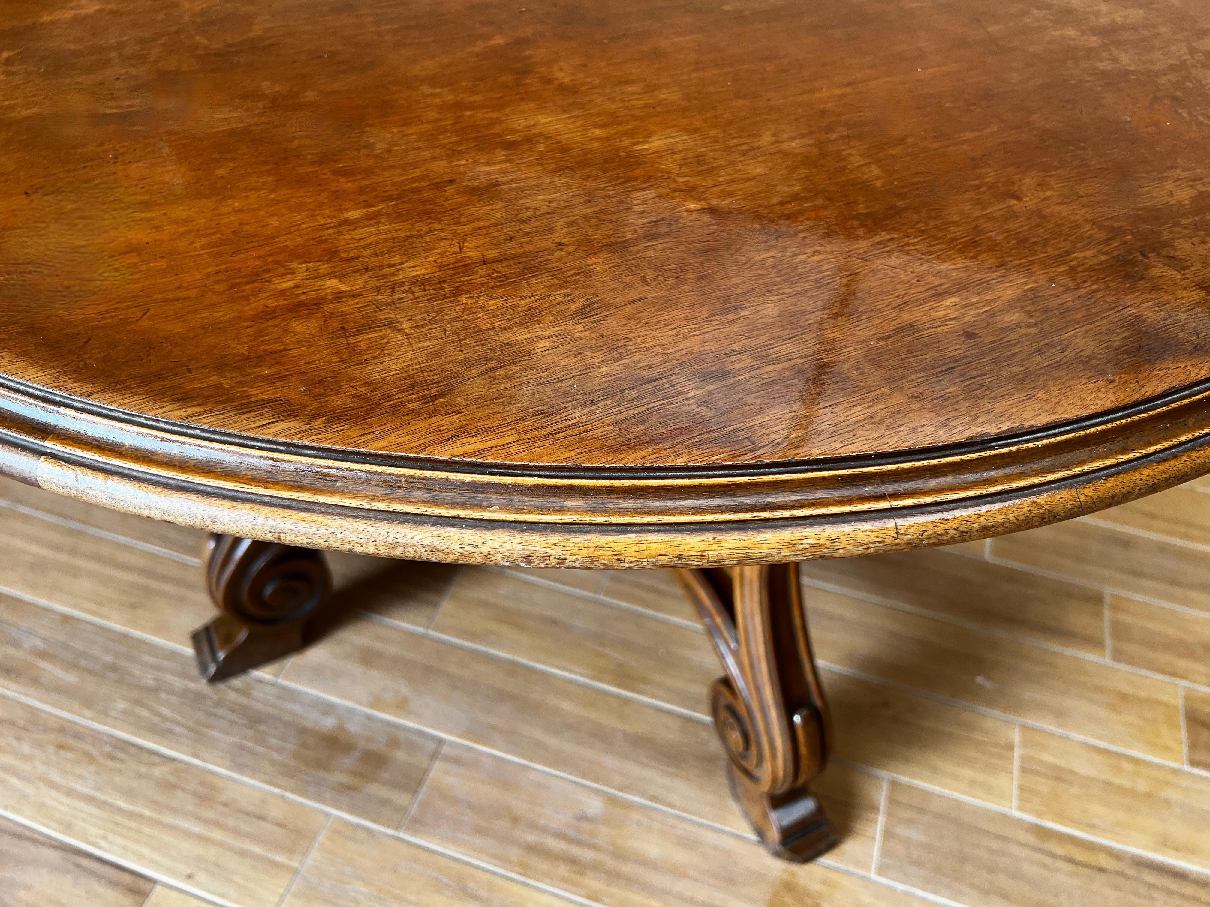 20th Century 20th Spanish Round Coffee Table with Four Carved Legs and Stretcher For Sale