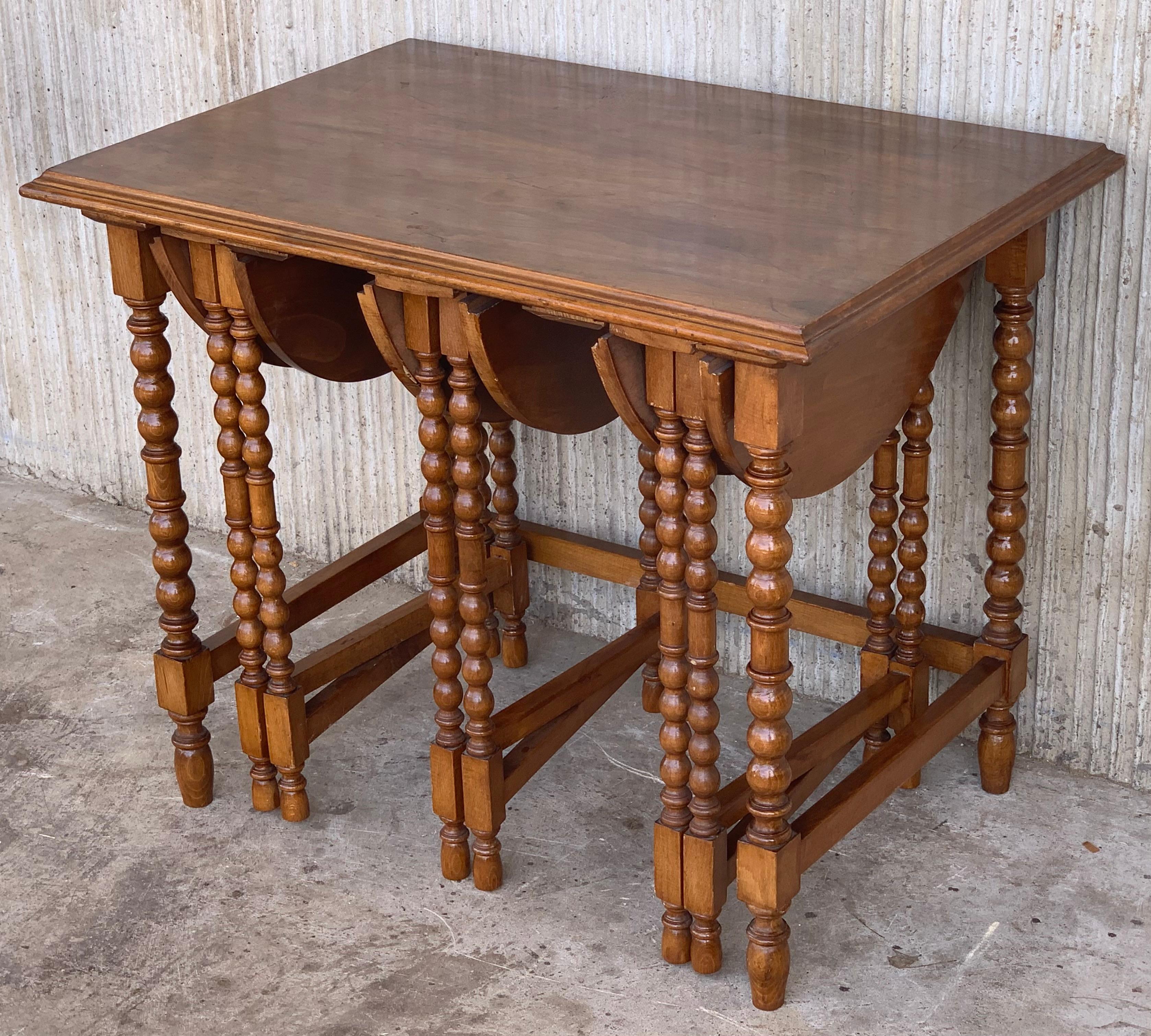 Colonial espagnol 20e Tables gigognes et pliantes en noyer espagnol à pieds tournés en vente