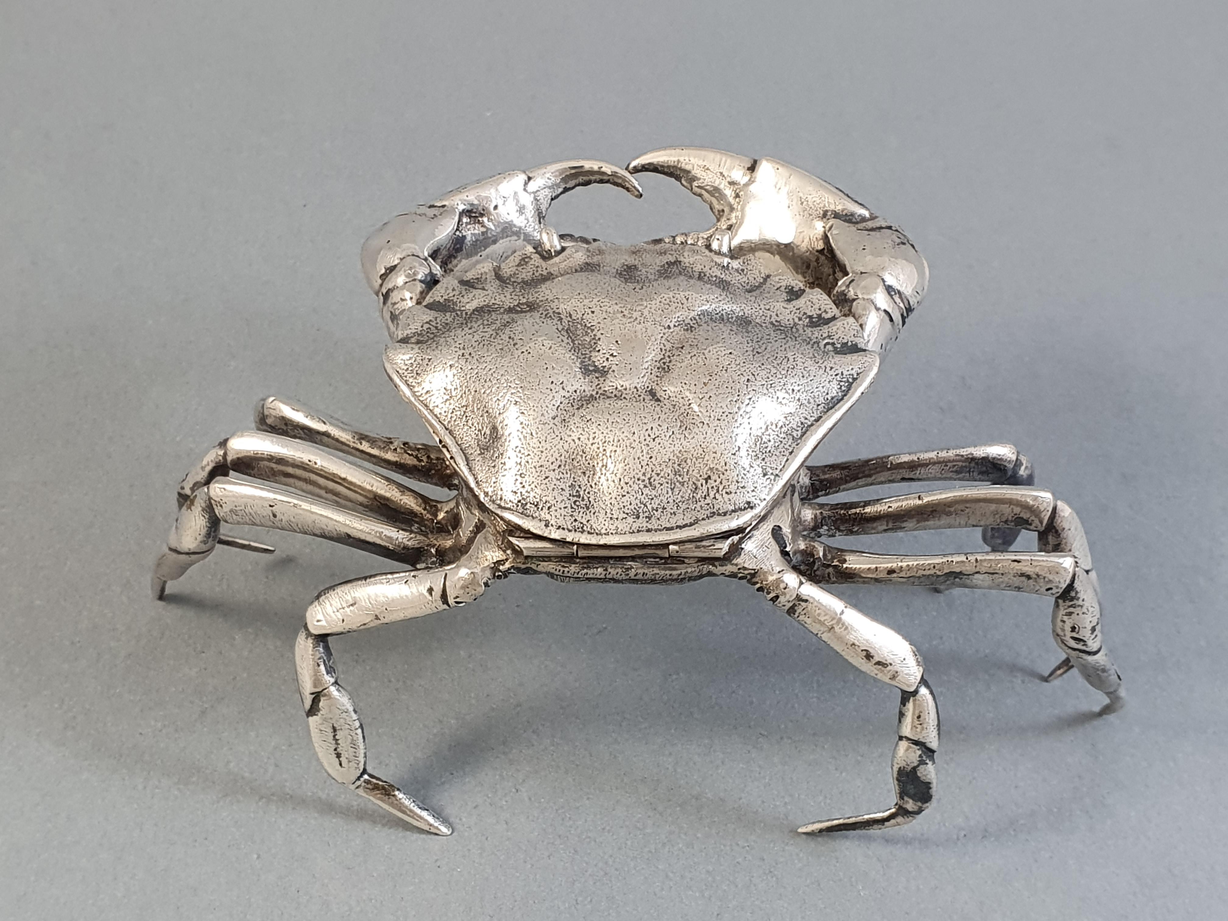 Pretty Sterling Silver crab-shaped salt cellar

Spanish work around 1970 
Sterling Silver hallmark: star 

Measures: Length: 12.2 cm 
Width: 8 cm 
Height: 5 cm 
Weight: 200 grams

Great condition.