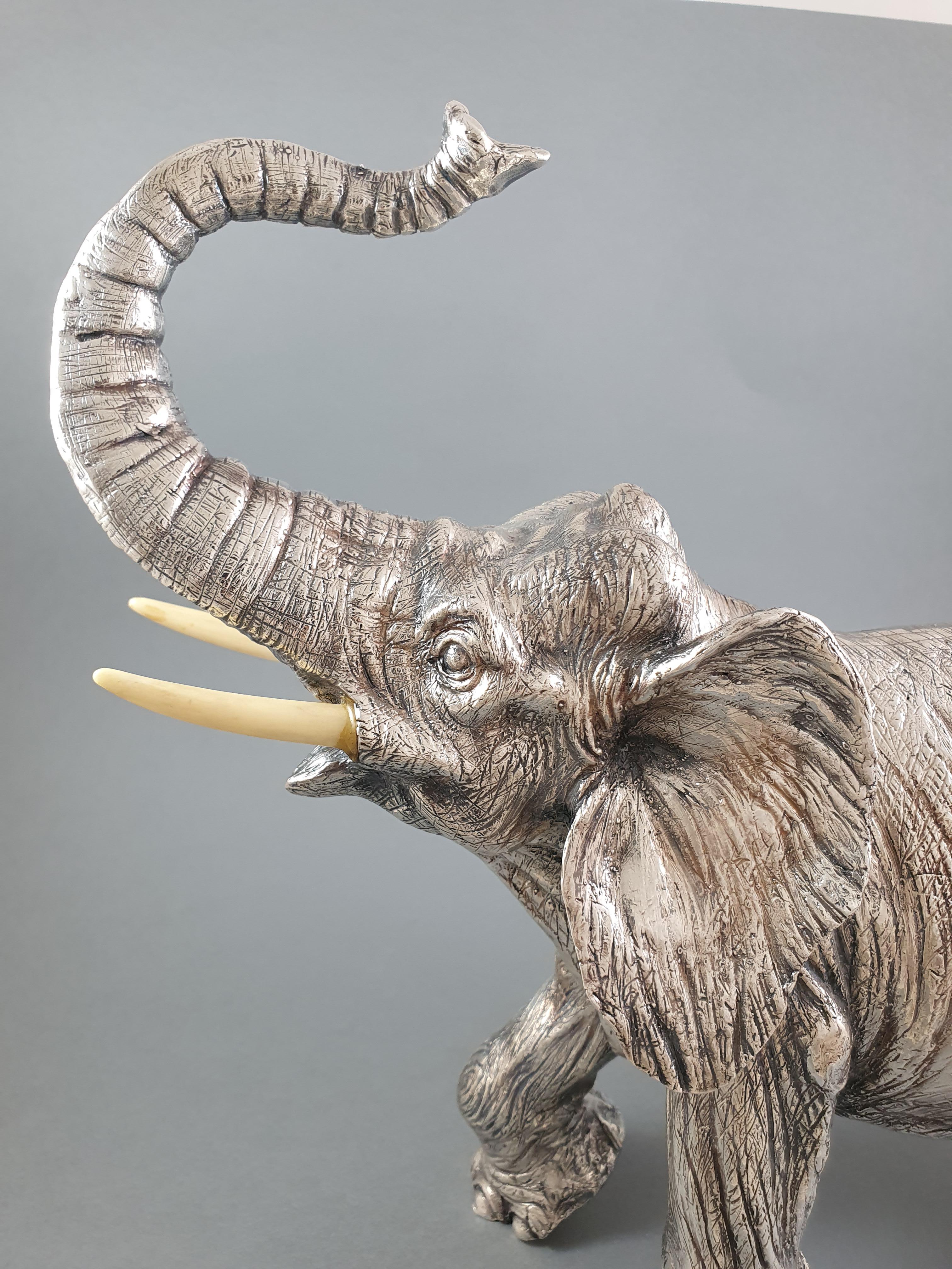 Elephant in sterling silver finely chiselled natural

The interior weighted 

Measures: Length: 34.5cm
Width: 11cm
Height: 25.5cm
Gross weight: 2515 grams

925 silver hallmark

A defense glued.