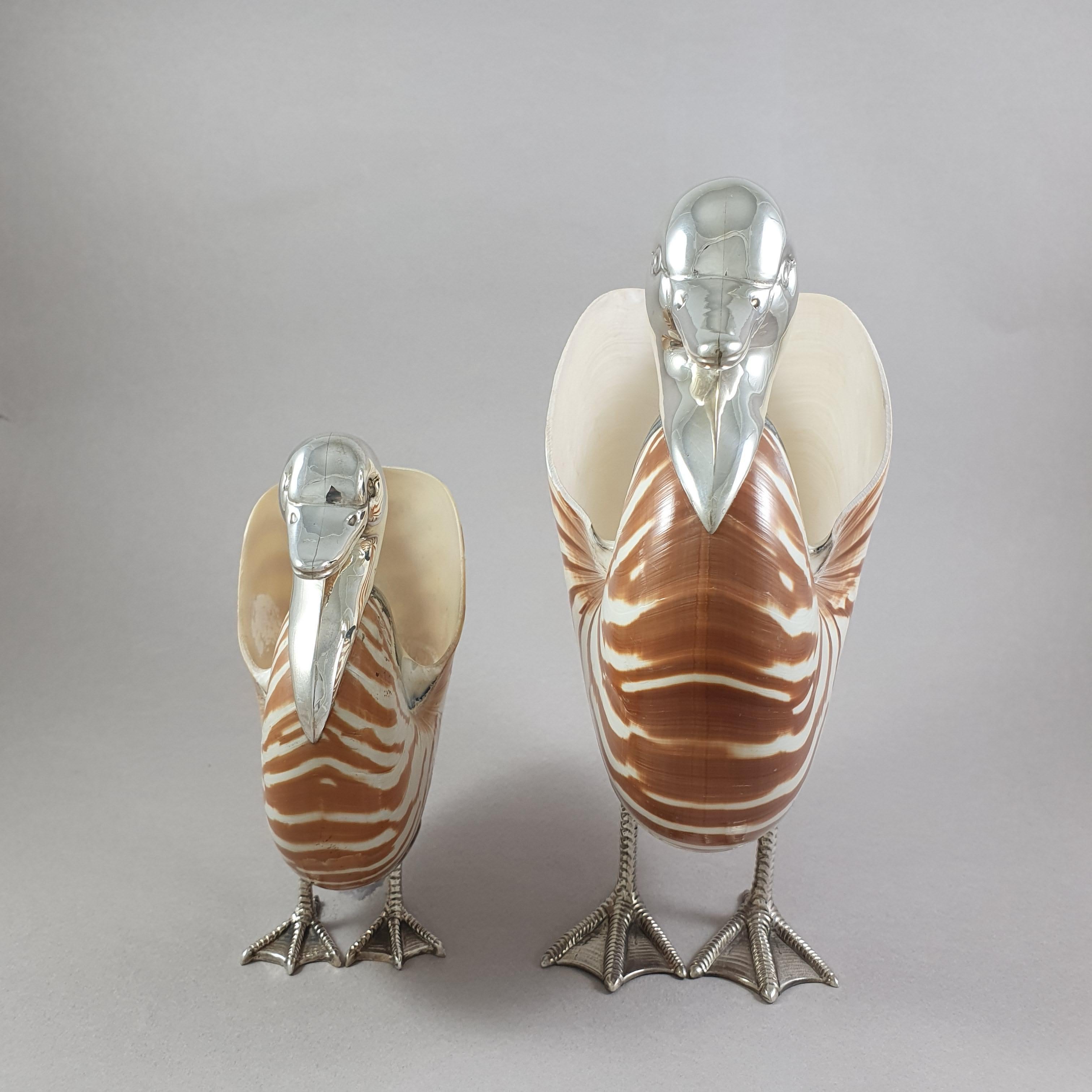 Two ducks in shell and sterling silver

20th century Portuguese work
925 silver hallmark

Big duck:
Height: 18cm - 7 inches
Length: 14cm - 5.5 inches
Width: 8.4cm - 3.3 inches 

Little duck:
Height: 12.6cm - 4.9 inches
Length: 10cm - 3.9
