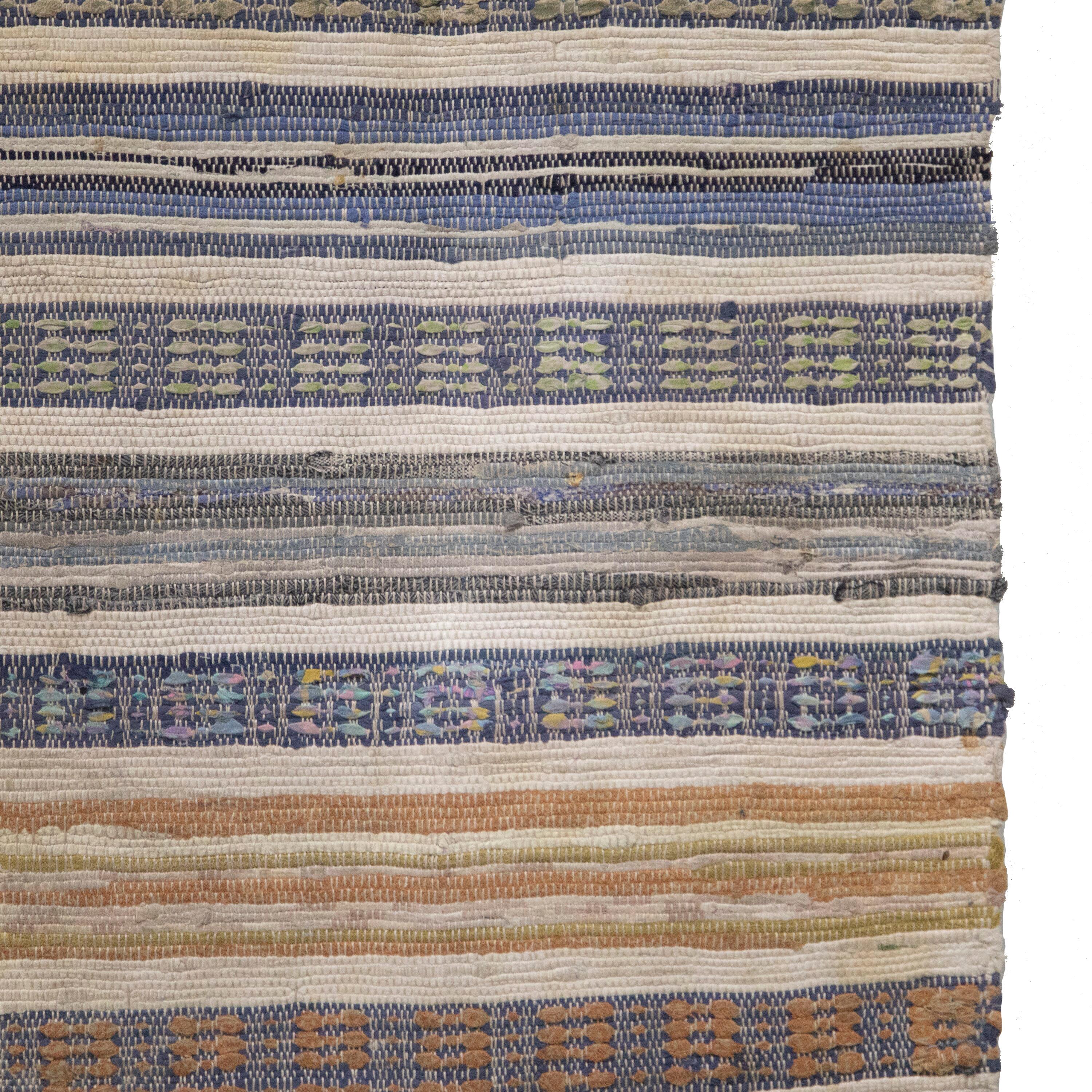 Schwedischer Flickenteppich des 20. Jahrhunderts.   Mit einem Streifendesign in Rosa-, Blau-, Grün- und Himbeertönen.   Dieser Teppich ist bei 30 Grad in der Maschine waschbar.
RT6024480