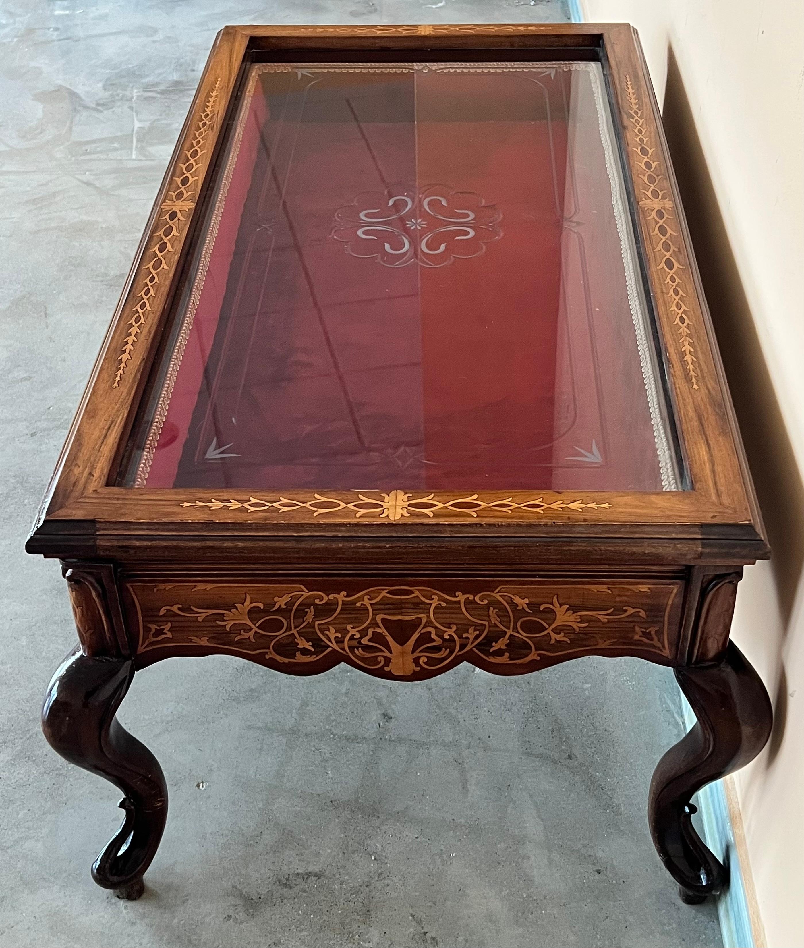 20th Victorian Style Bijouterie or Vitrine Low of Coffee Table In Good Condition For Sale In Miami, FL