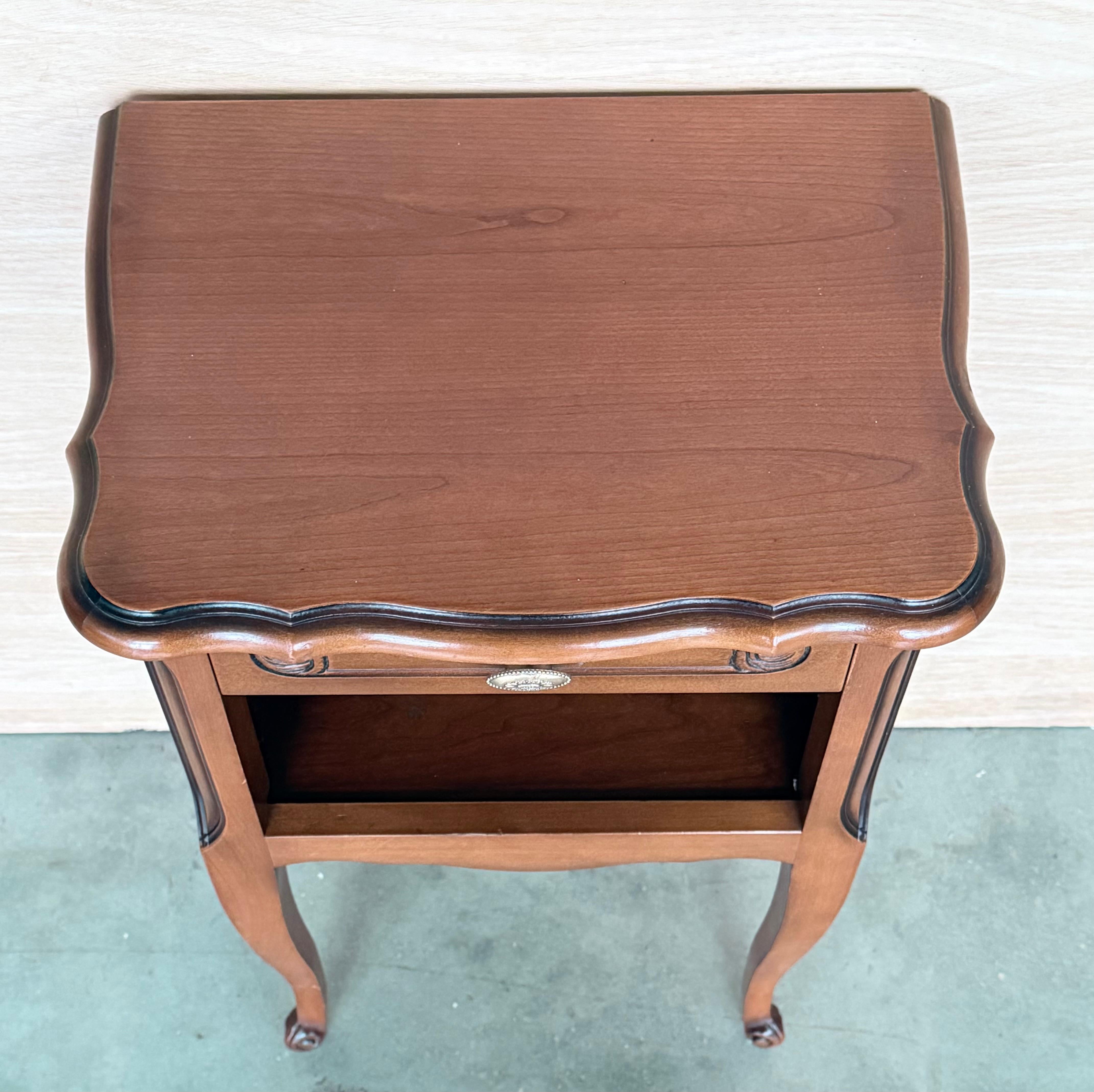 20th Walnut Nightstands Tables With Drawer And Open Shelf, 1940 In condizioni buone in vendita a Miami, FL