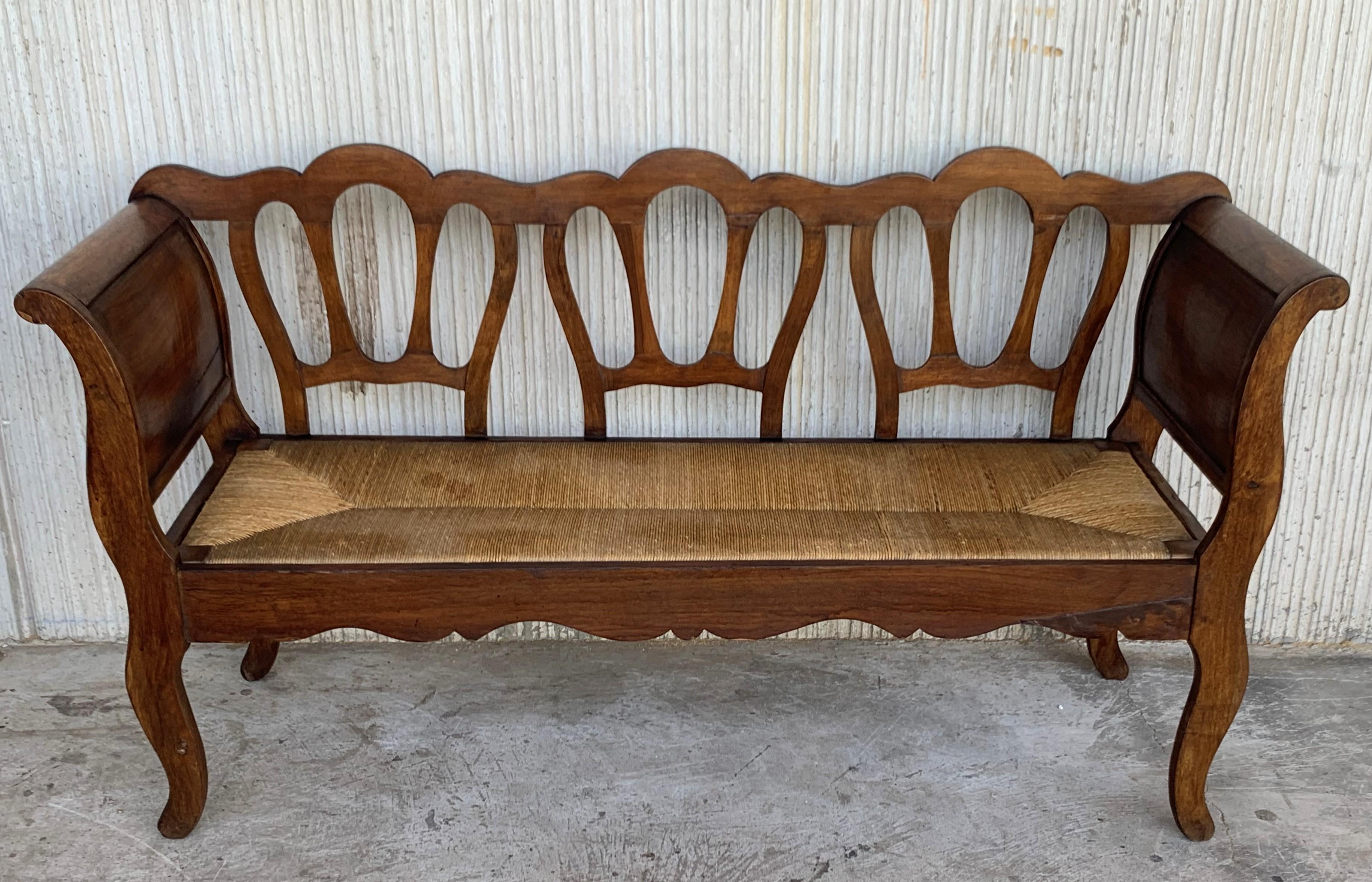 Victorien banc victorien en noyer du 20ème siècle en bois et siège en rotin en vente