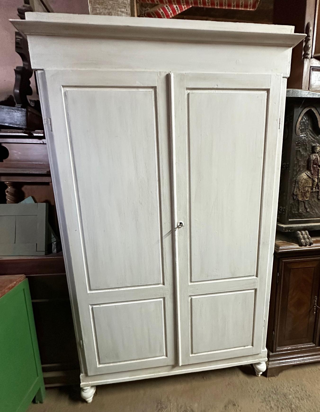 Italian wardrobe with two doors in fir, completely dismountable. It has two transverse clothes hanger rods inside. The useful depth is 38cm.
If you want I can customize it by adding other internal shelves.
It is very practical and adapts to multiple