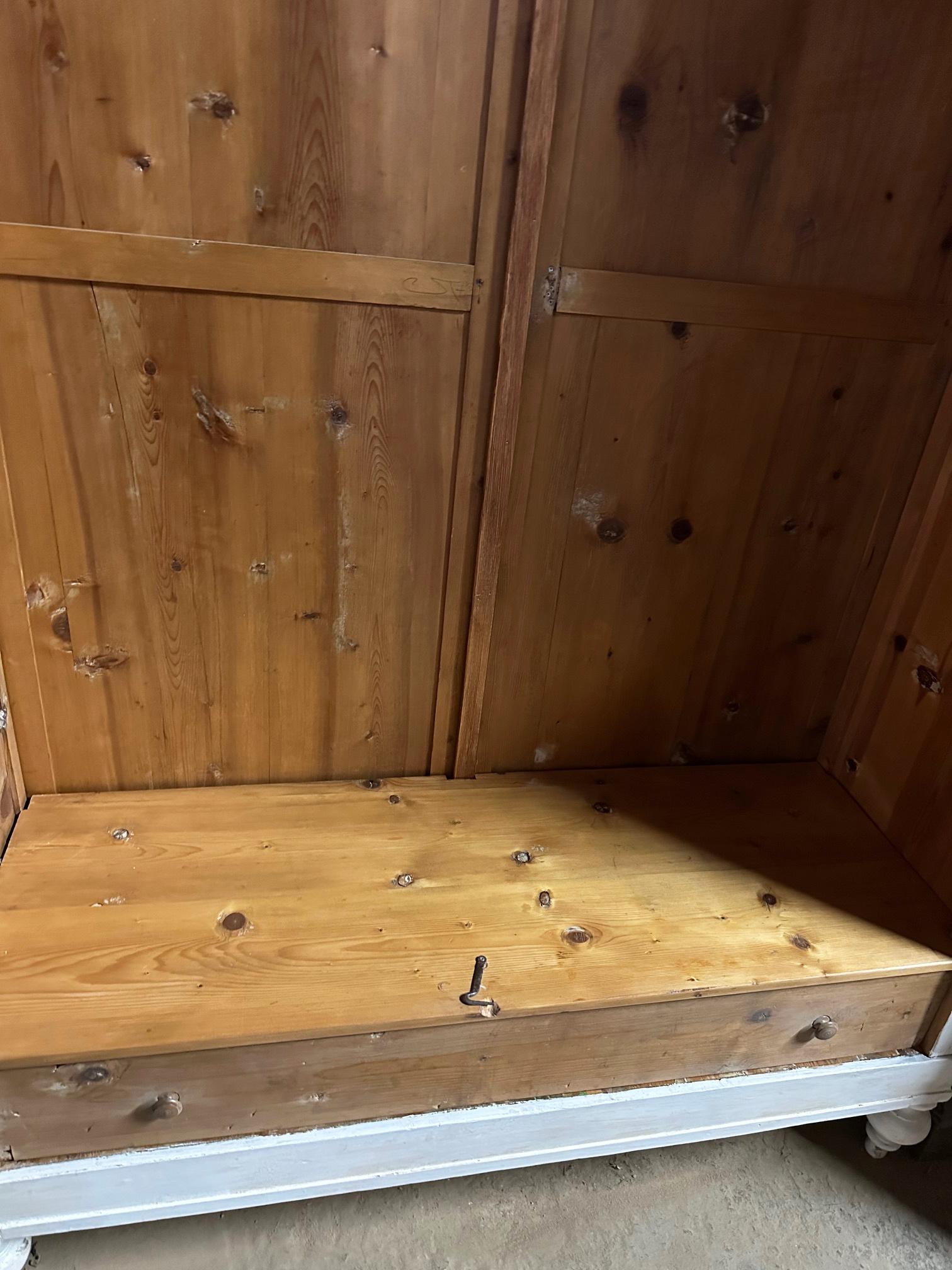 20th Wardrobe two doors white shelves In Good Condition For Sale In Buggiano, IT