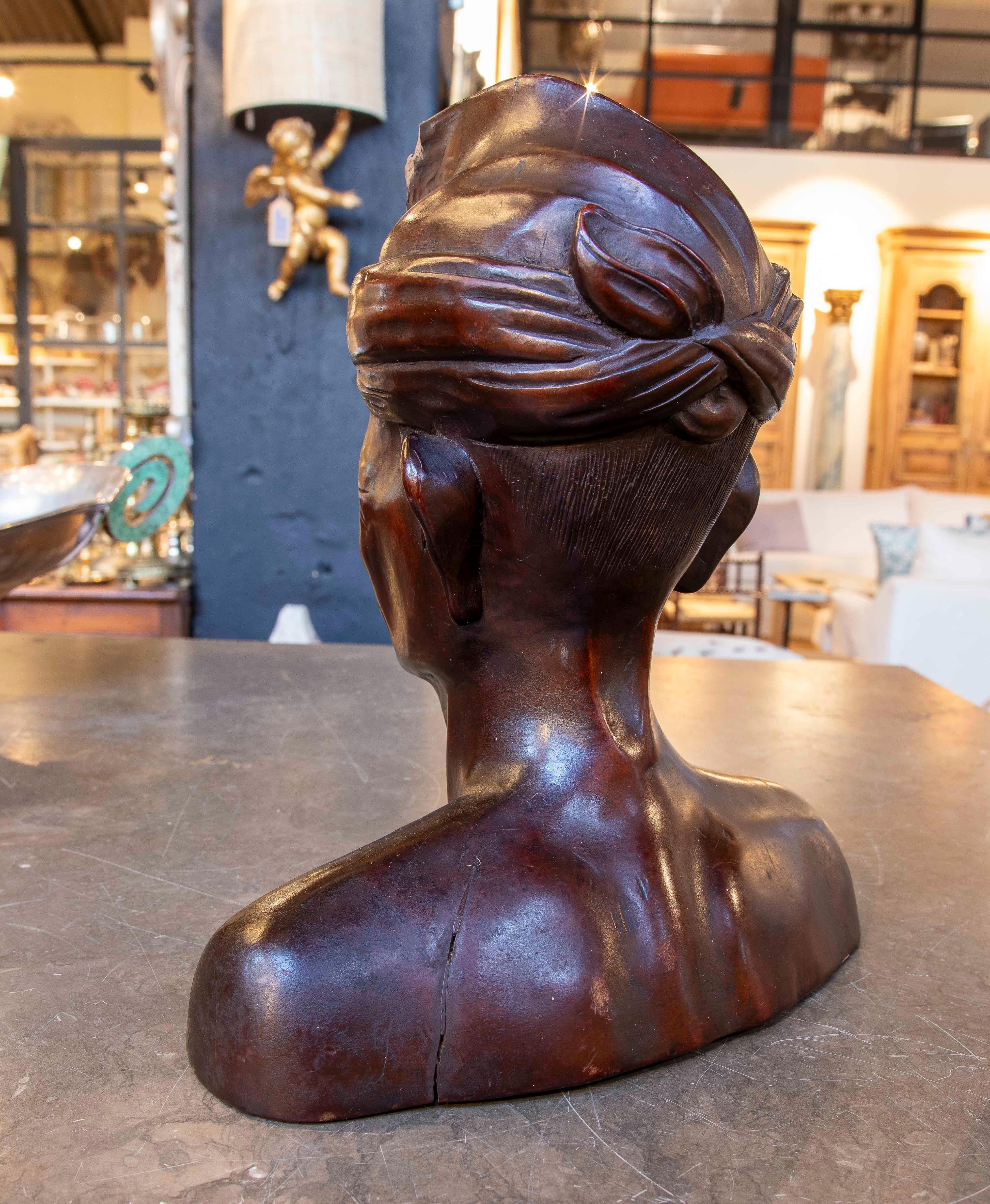 20th Wooden Asian Art Carved Bust In Good Condition For Sale In Marbella, ES