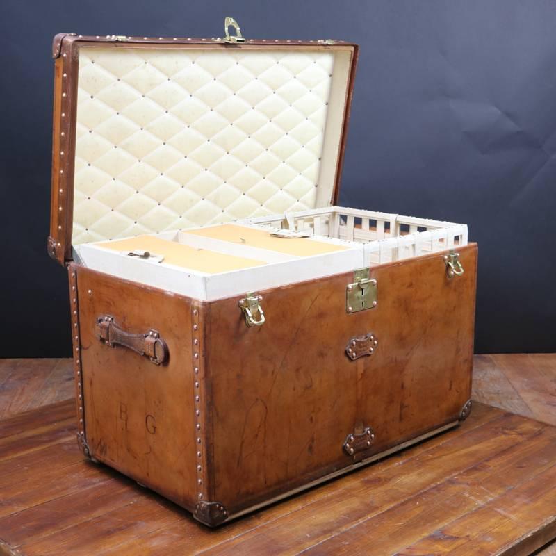 Malle cuir Louis Vuitton 

Cuir naturel et laiton massif 

Serrures laiton

Poignées cuir

Louis Vuitton steamer leather trunk

Brass lock

Leather handel

Natural leather and solid brass.
 