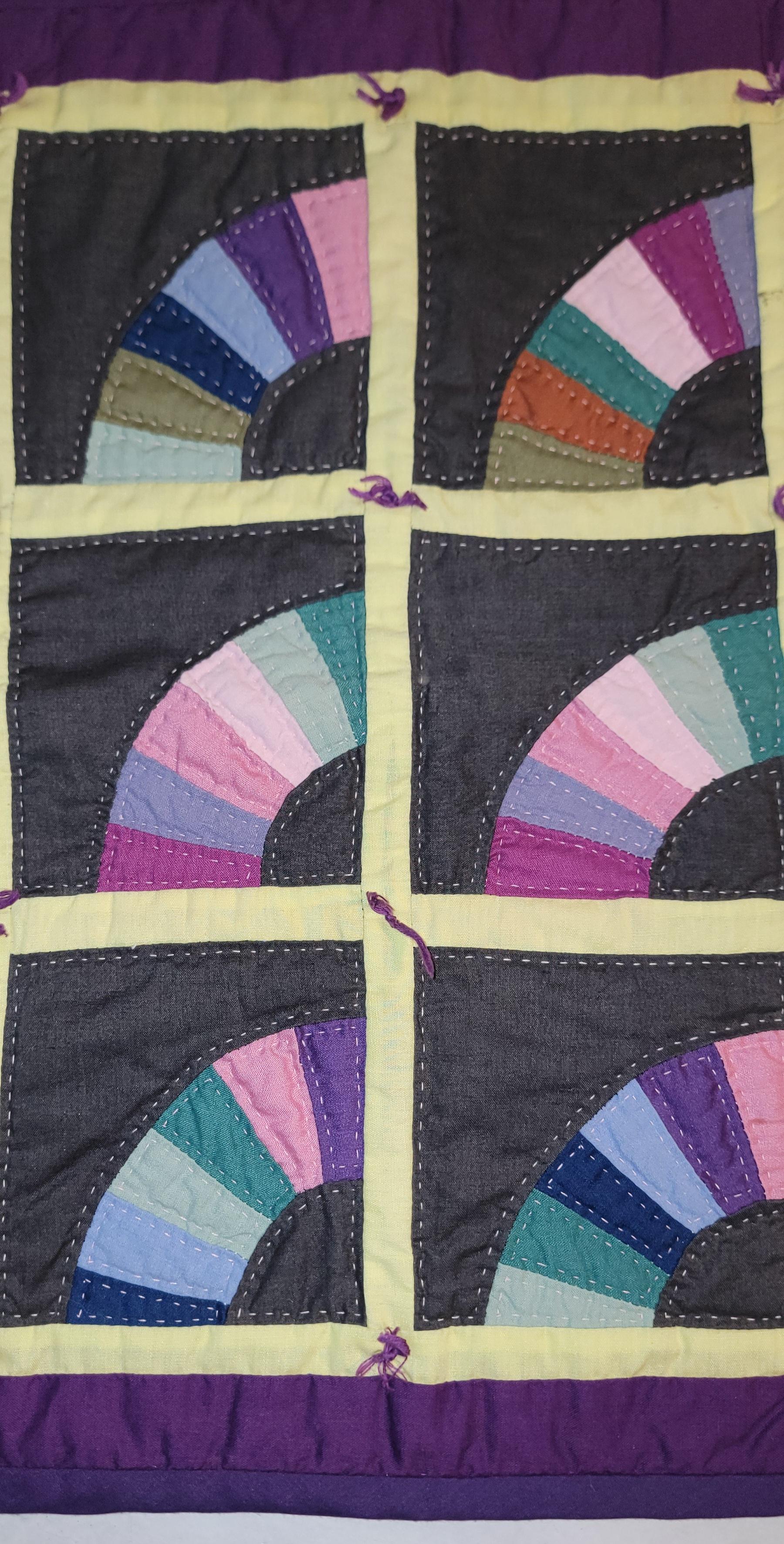 Diese 1940's Amish Fan Puppe Quilt in fantastischem Zustand mit kleinen ties.Found in Ohio.