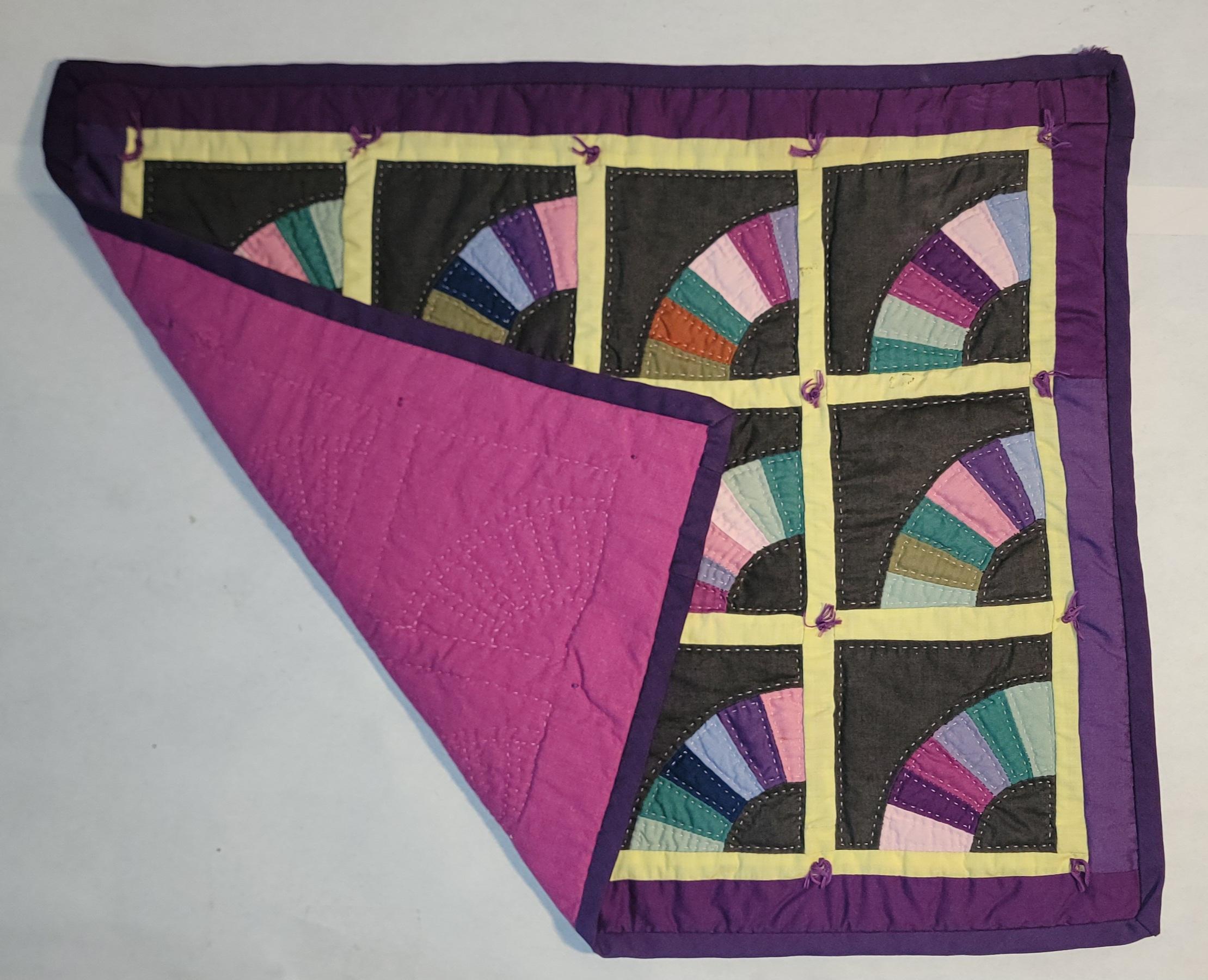 20Thc Amish Fan Doll Quilt (Handgefertigt) im Angebot