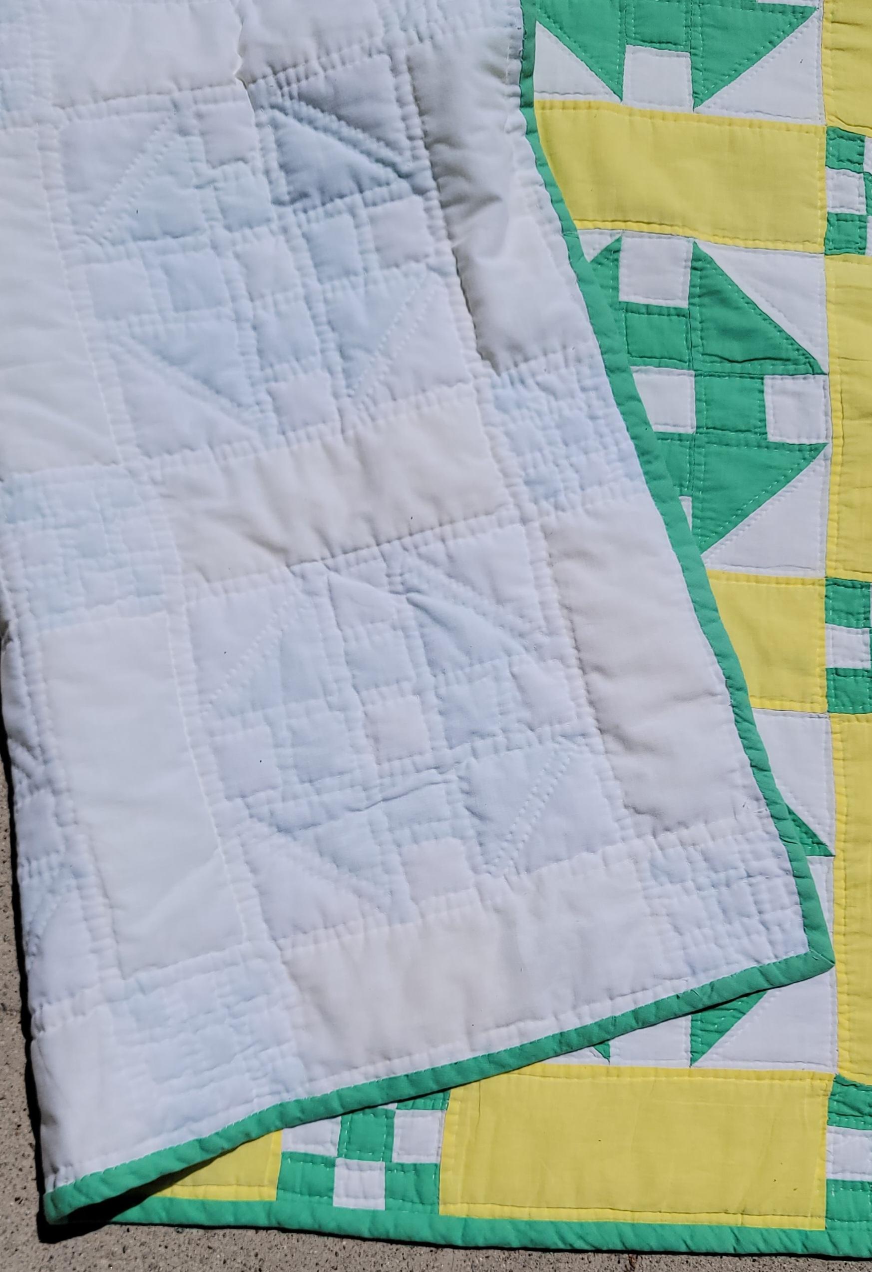 20Thc Antique Quilt, Hole in The Barn Door Quilt In Fair Condition For Sale In Los Angeles, CA