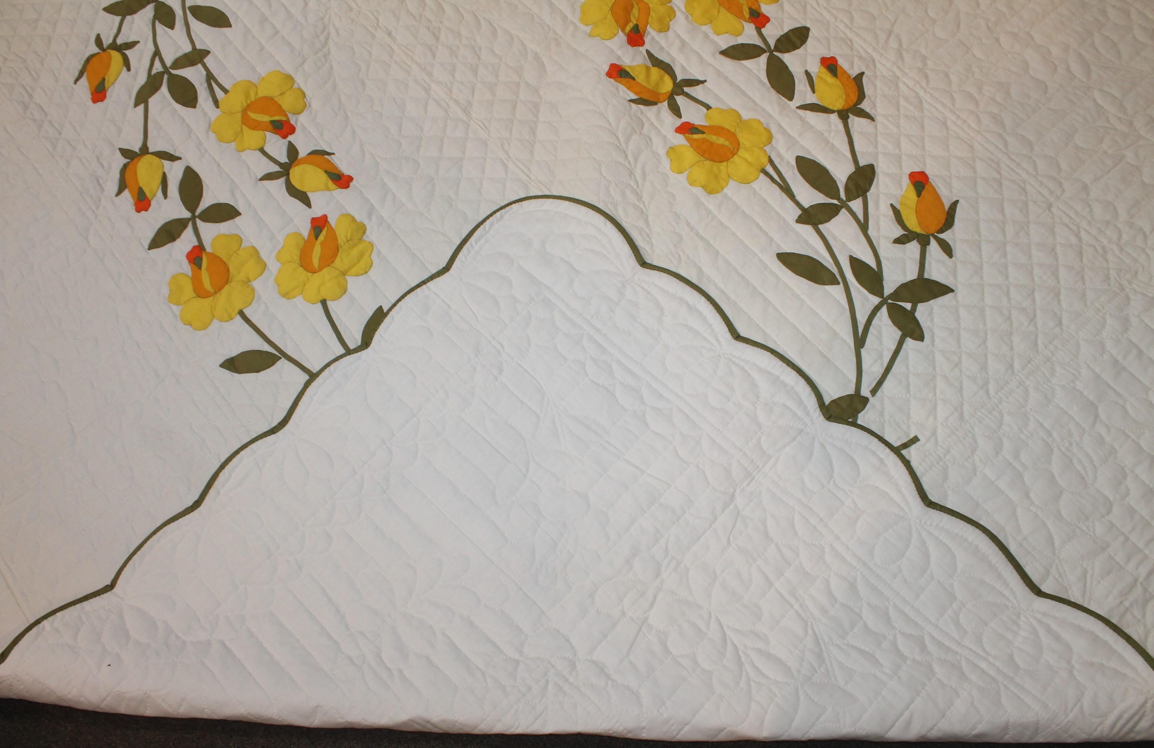 Hand-Crafted 20th Century Applique Quilt with Fantastic Quilting For Sale