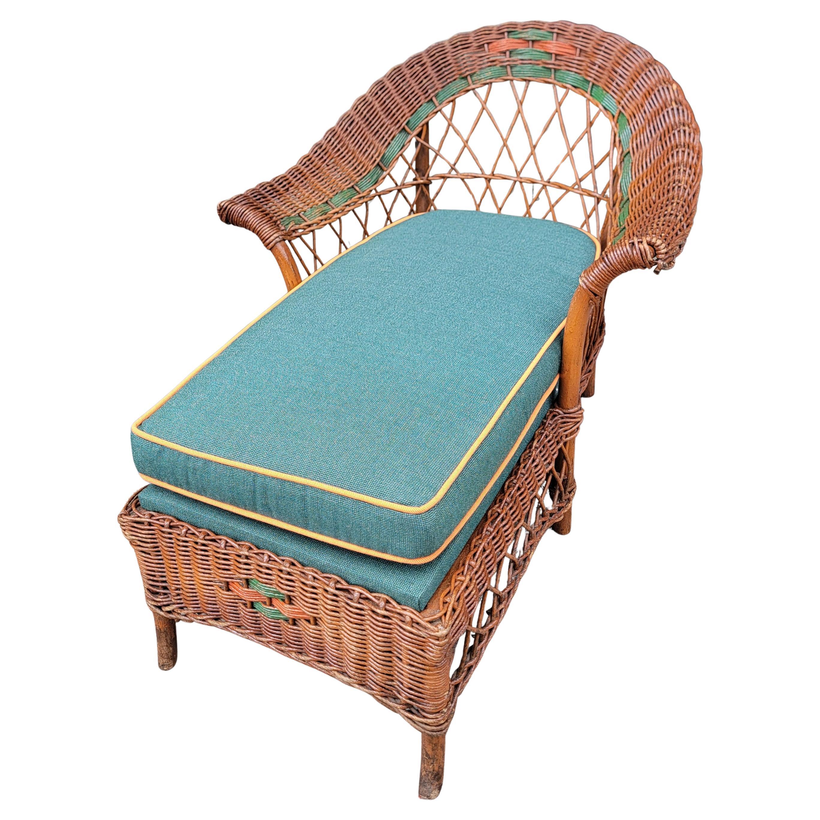 Salons de chasse en osier peint original de Bar Harbor des années 1930  avec tissu Sunbrella (imperméable). Ils sont également recouverts d'un vernis nautique pour les protéger des intempéries pour un porche ou un patio couvert.