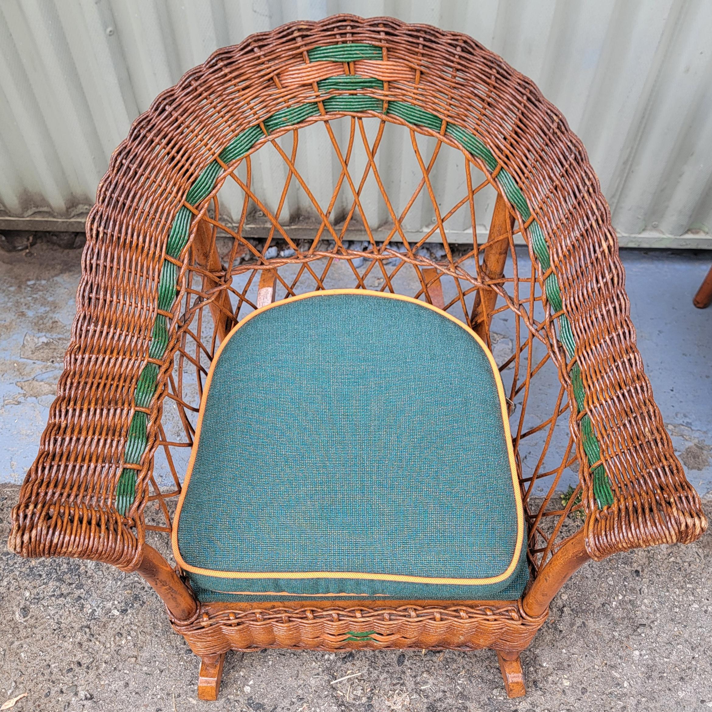 Ce fauteuil à bascule pour enfant en osier de Bar Harbor des années 1930 est en très bon état et est livré avec un coussin.
