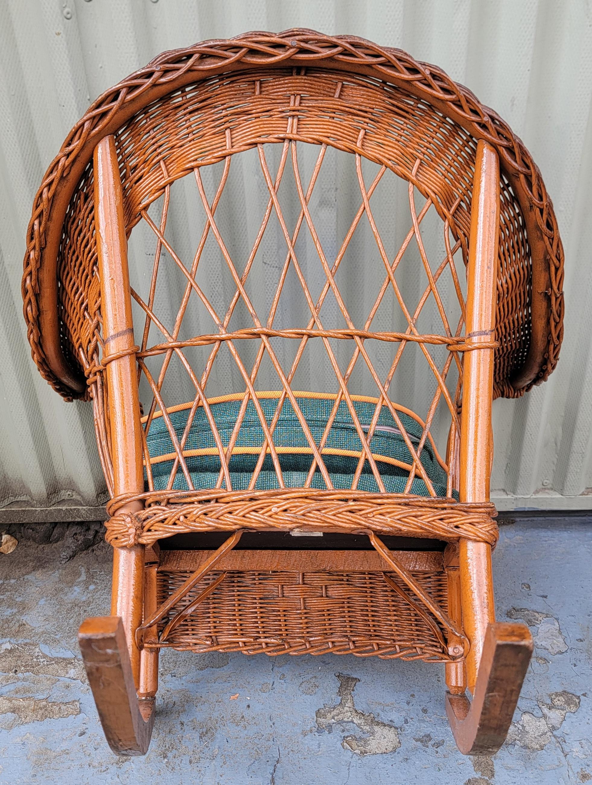 Peint à la main 20Chaise à bascule en osier pour Child & Child Harbor avec coussins en vente