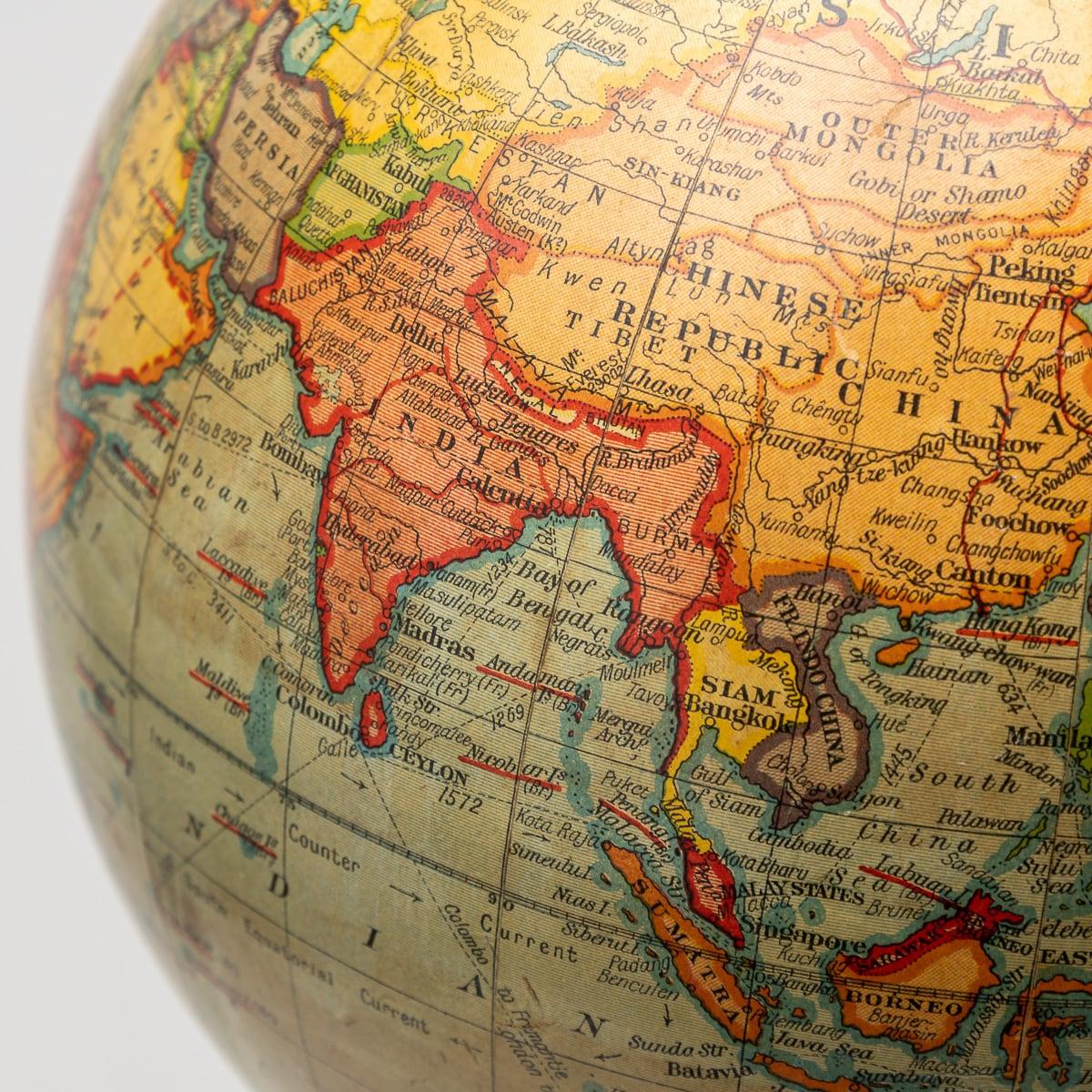 Globe géographique britannique du 20e siècle dirigé par une statue d'Atlas en bronze, vers 1920 en vente 3
