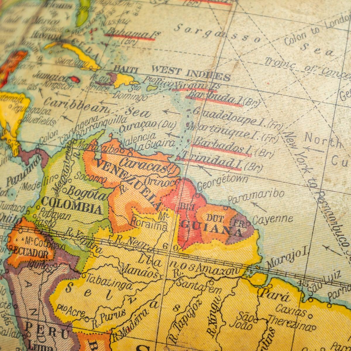 Globe géographique britannique du 20e siècle dirigé par une statue d'Atlas en bronze, vers 1920 en vente 8