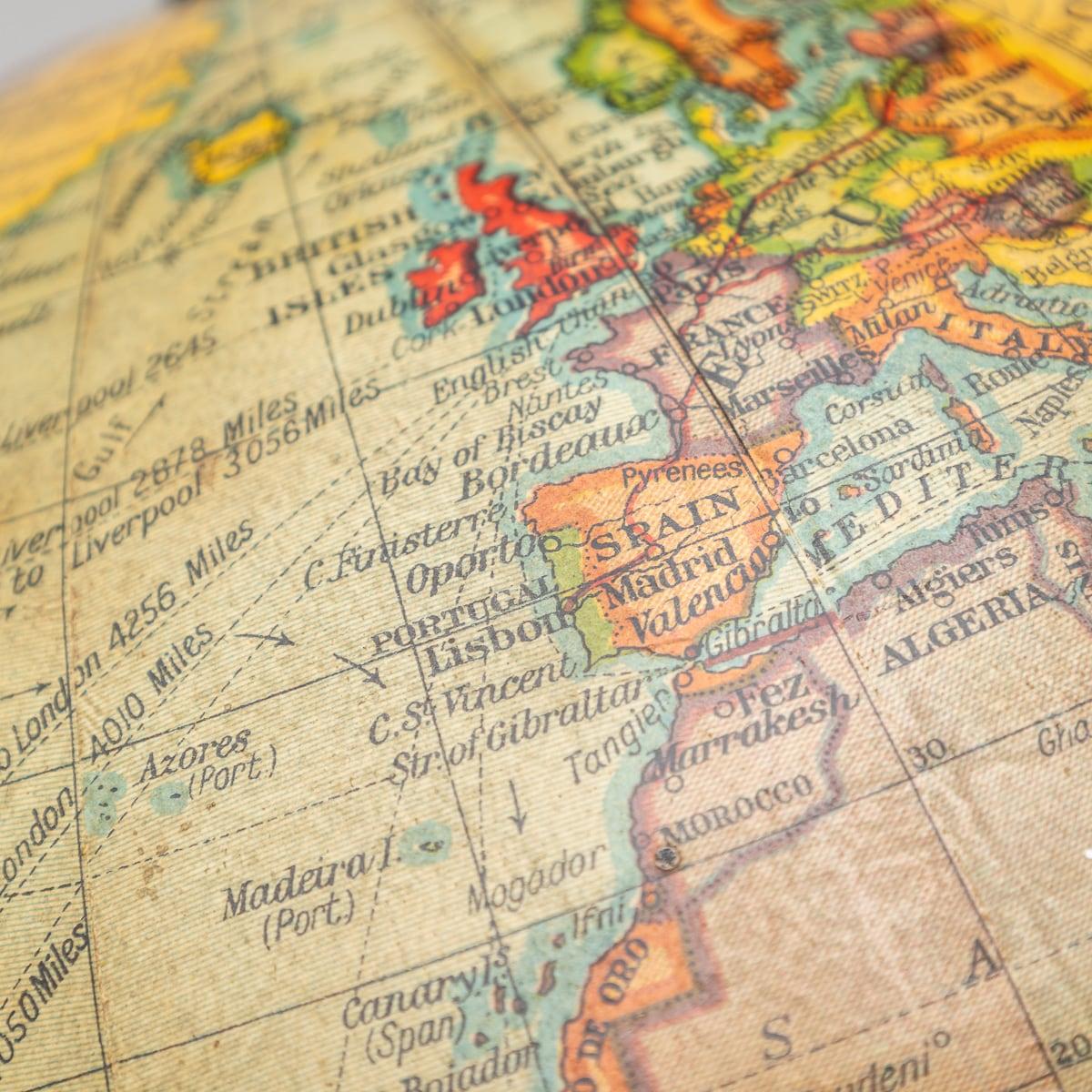 Globe géographique britannique du 20e siècle dirigé par une statue d'Atlas en bronze, vers 1920 en vente 9