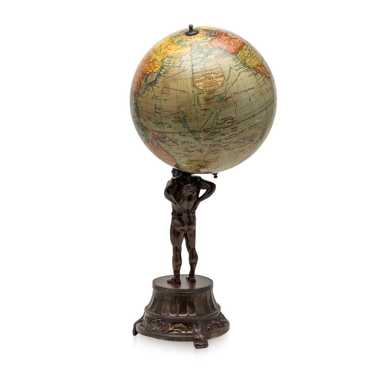 Autre Globe géographique britannique du 20e siècle dirigé par une statue d'Atlas en bronze, vers 1920 en vente