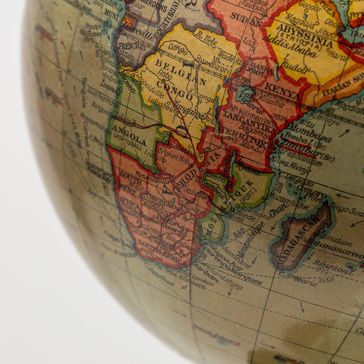 20ième siècle Globe géographique britannique du 20e siècle dirigé par une statue d'Atlas en bronze, vers 1920 en vente
