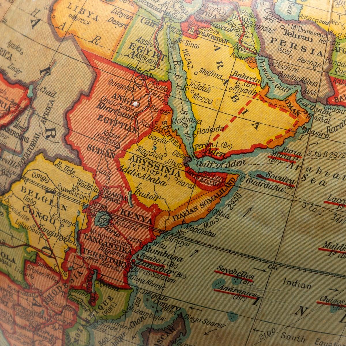 Bronze Globe géographique britannique du 20e siècle dirigé par une statue d'Atlas en bronze, vers 1920 en vente