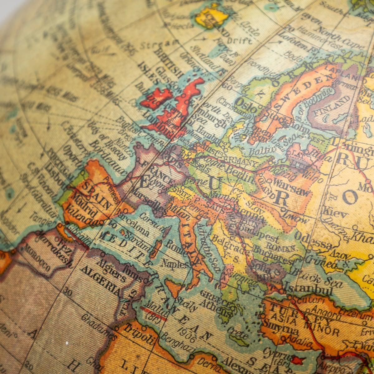 Globe géographique britannique du 20e siècle dirigé par une statue d'Atlas en bronze, vers 1920 en vente 1