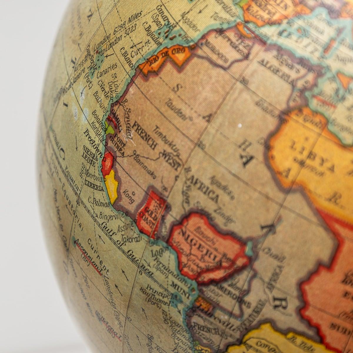 Globe géographique britannique du 20e siècle dirigé par une statue d'Atlas en bronze, vers 1920 en vente 2