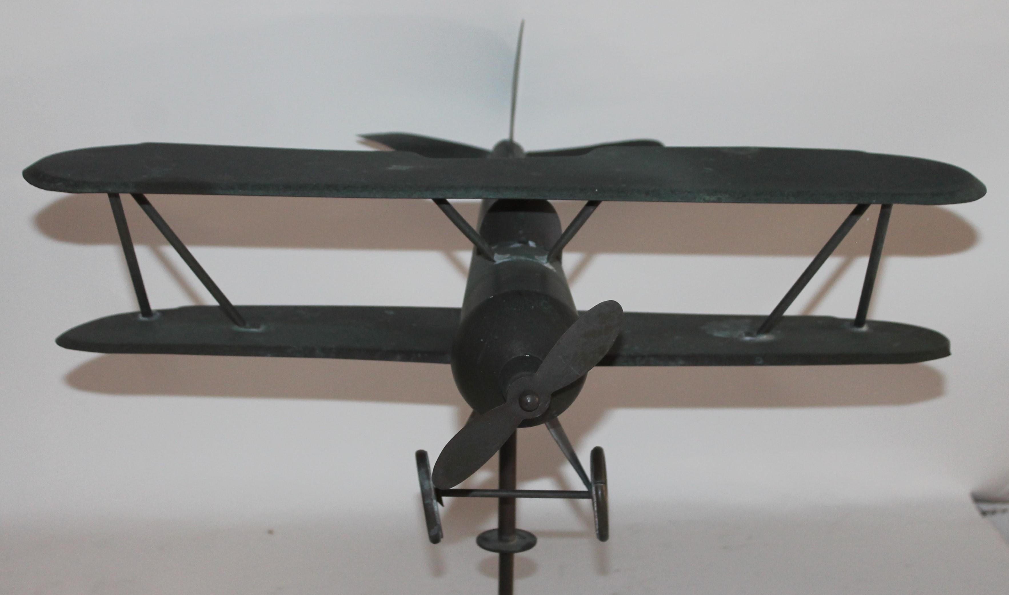 Artisanat Rare girouette en forme d'avion en cuivre patiné du XXᵉ siècle en vente