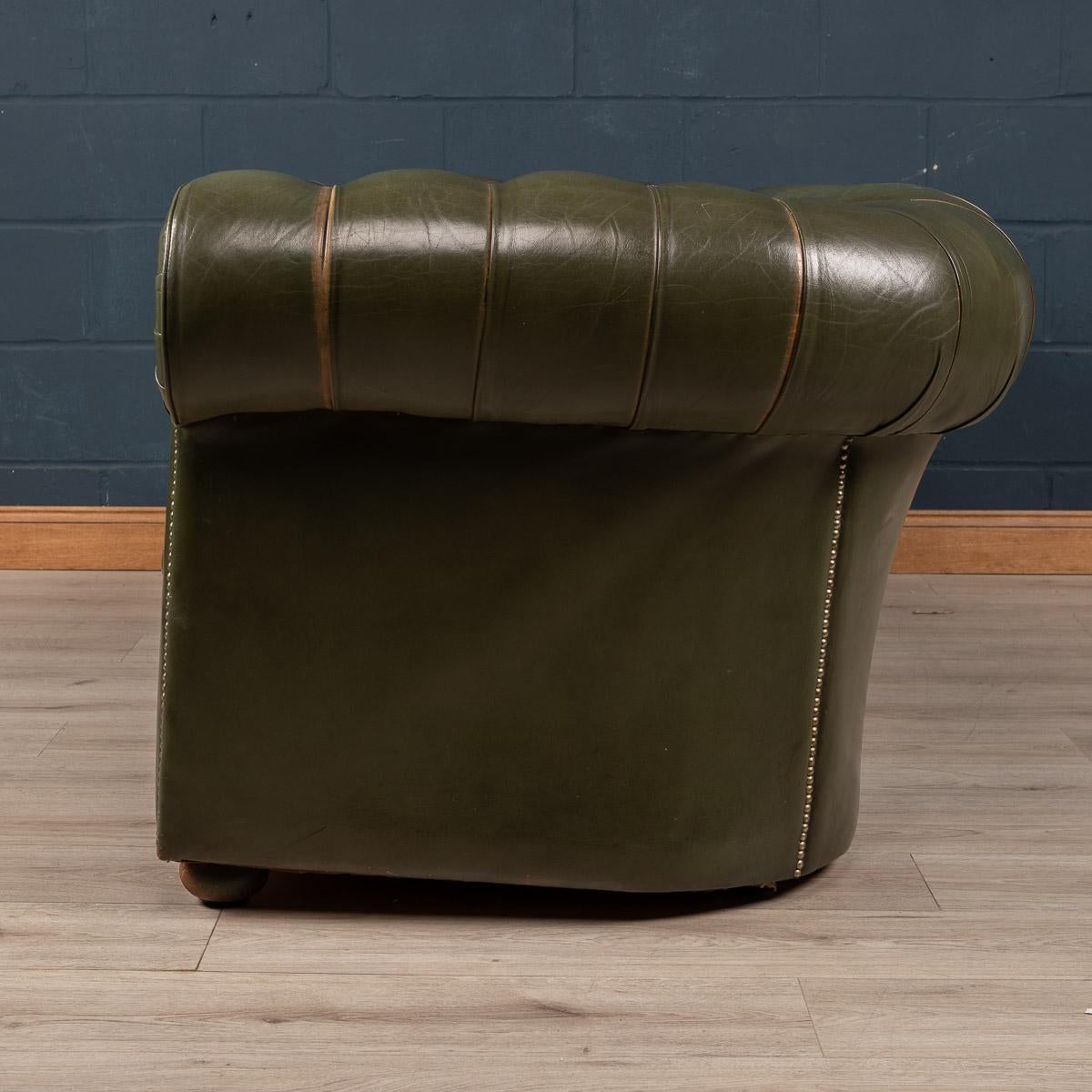 Superb mid 20th century green leather chesterfield sofa. One of the most elegant models with button down seating, this is a fashionable item of furniture capable of uplifting the interior space of any contemporary or traditional home, the classic